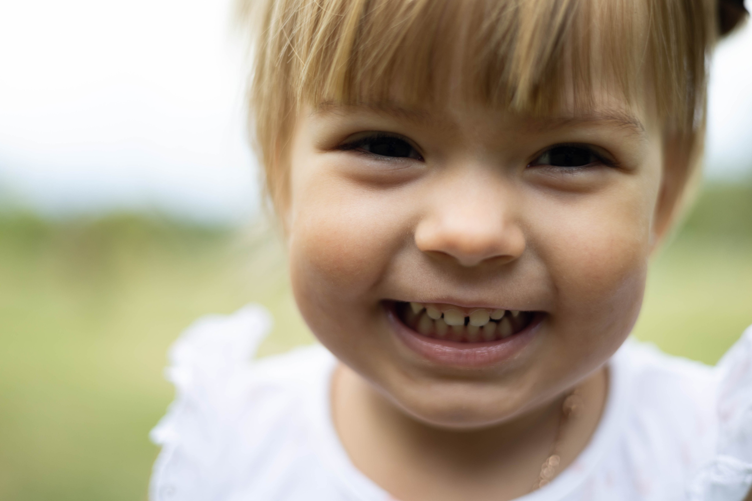 Фотосессия девочки с арбузом в зелёном парке Кишинёва. Семейный фотограф Кишиневе, Молдова Врабий Ольга