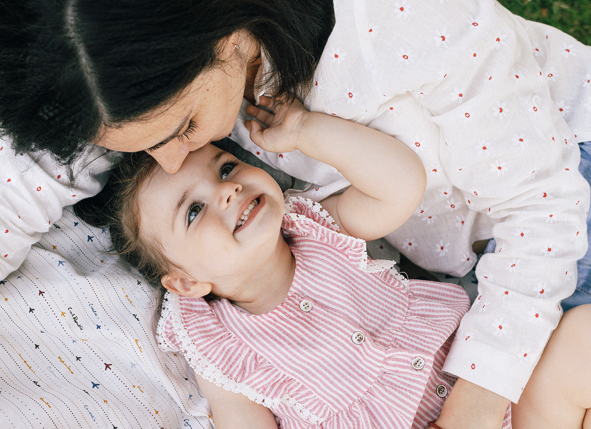 Семья в летнем парке. Прага. Rodinný a svatební fotograf v Praze