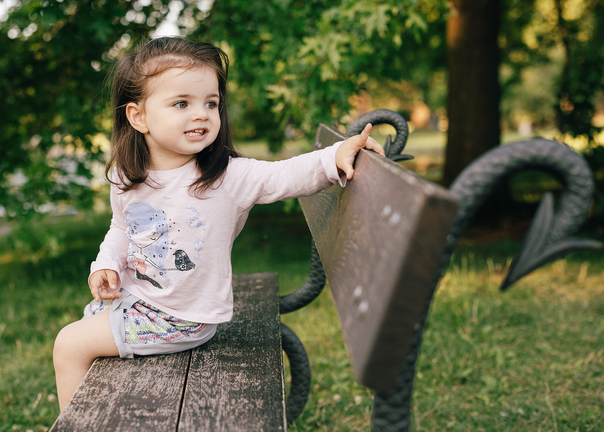 Семья в летнем парке. Прага. Rodinný a svatební fotograf v Praze