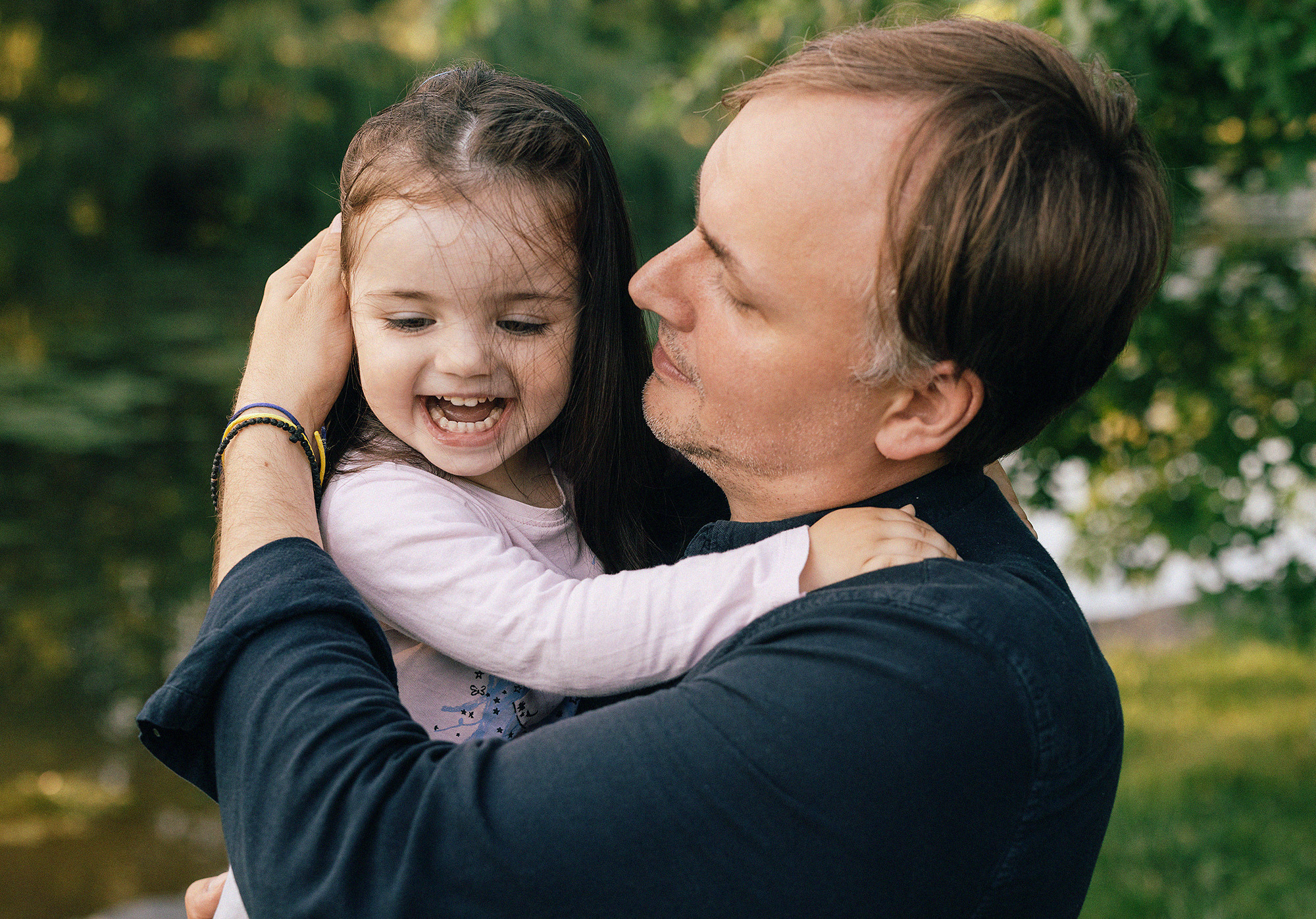 Семья в летнем парке. Прага. Rodinný a svatební fotograf v Praze