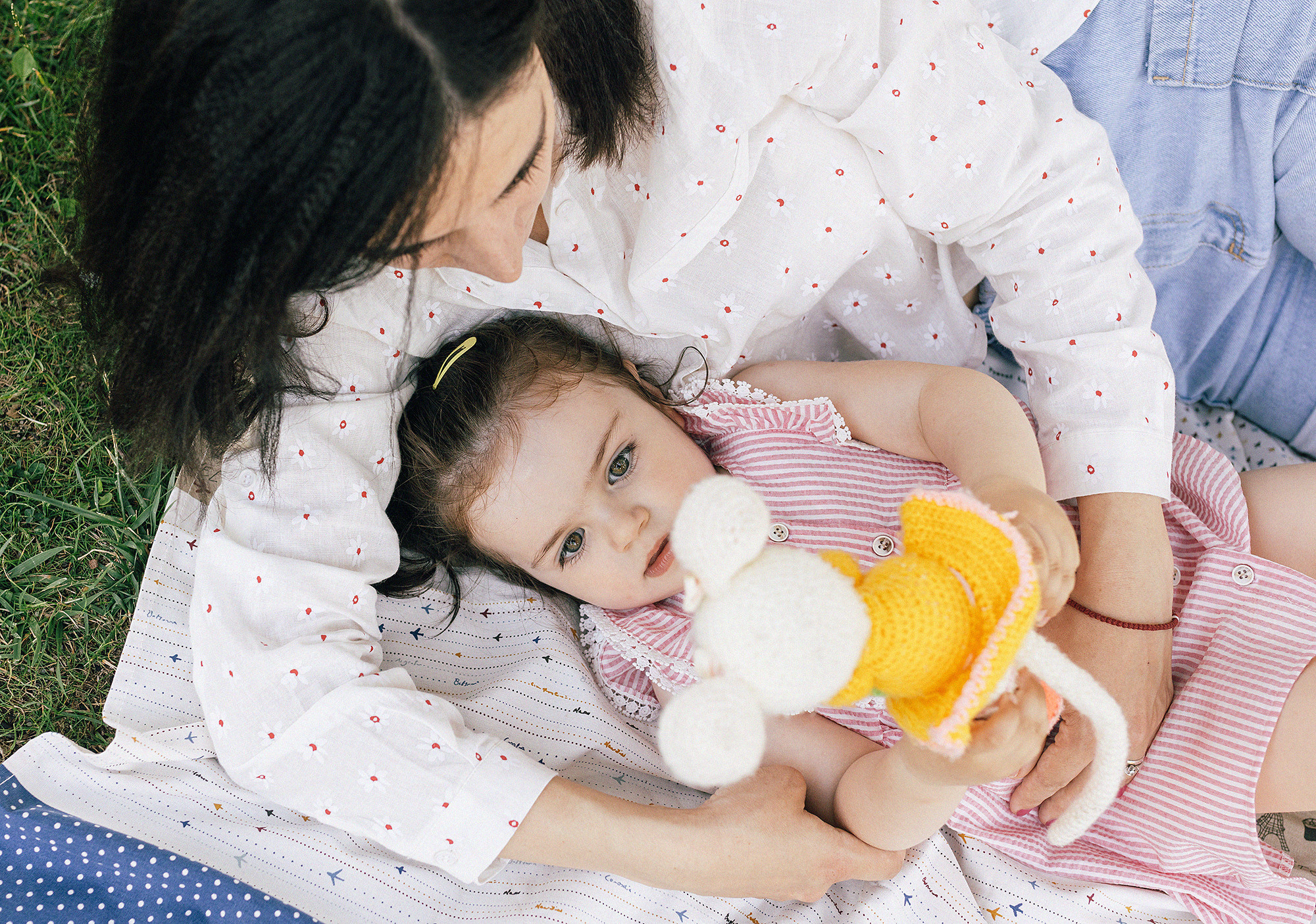 Семья в летнем парке. Прага. Rodinný a svatební fotograf v Praze