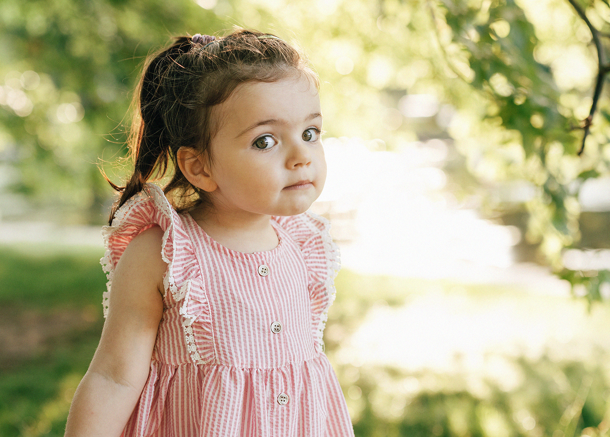 Семья в летнем парке. Прага. Rodinný a svatební fotograf v Praze