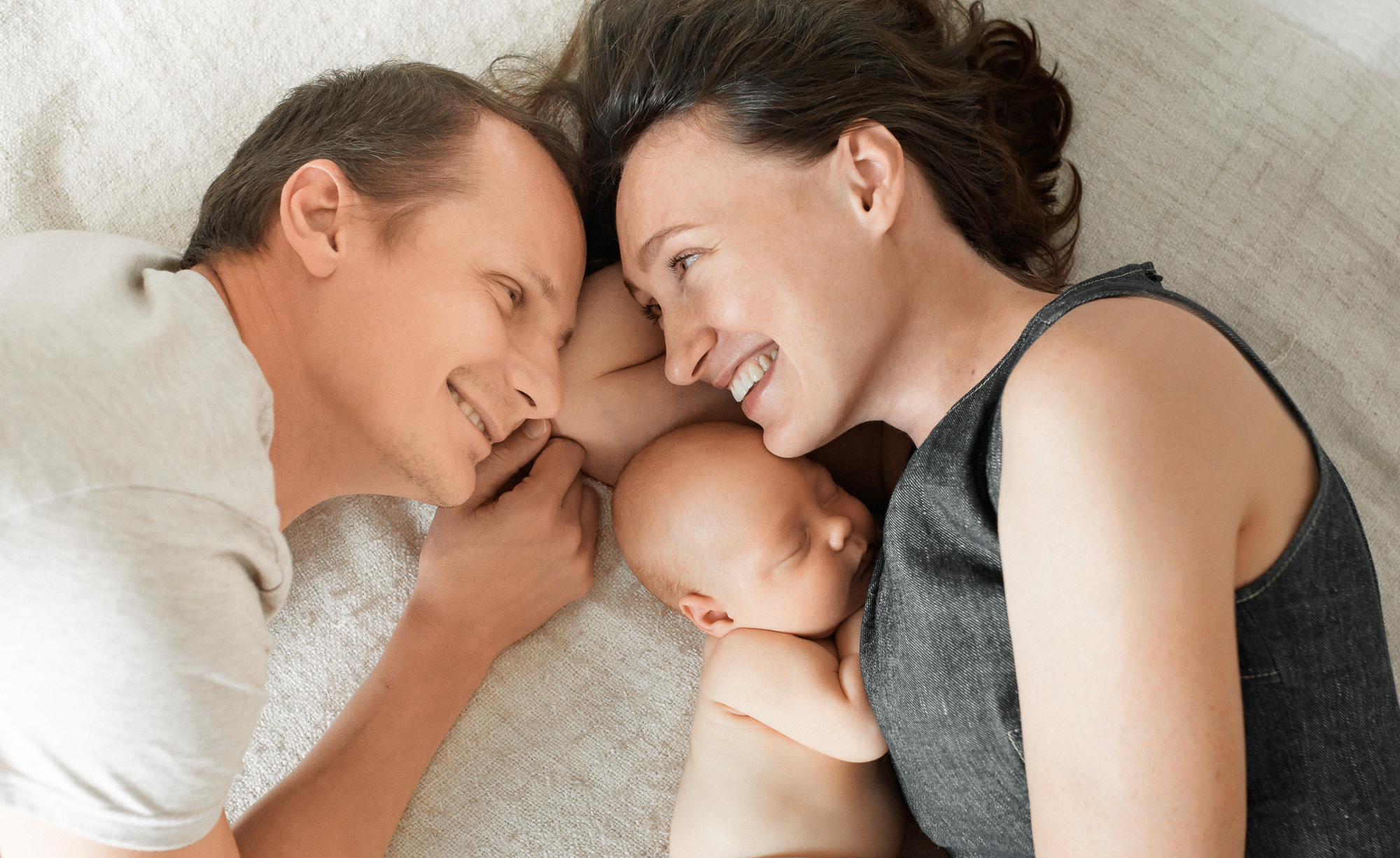 мама и папа с новорожденным малышом дома. фотосессия мамы, папы и малыша дома. Прага