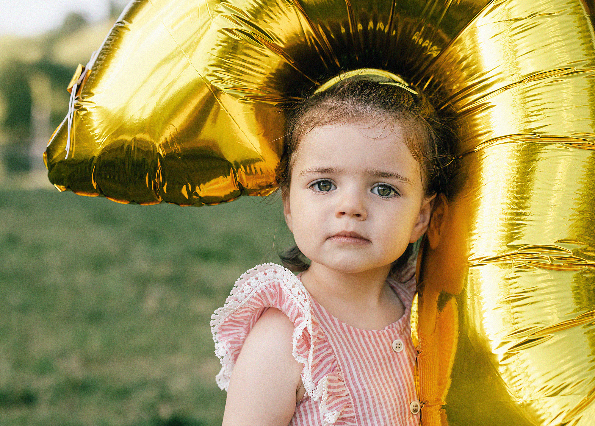 Семья в летнем парке. Прага. Rodinný a svatební fotograf v Praze