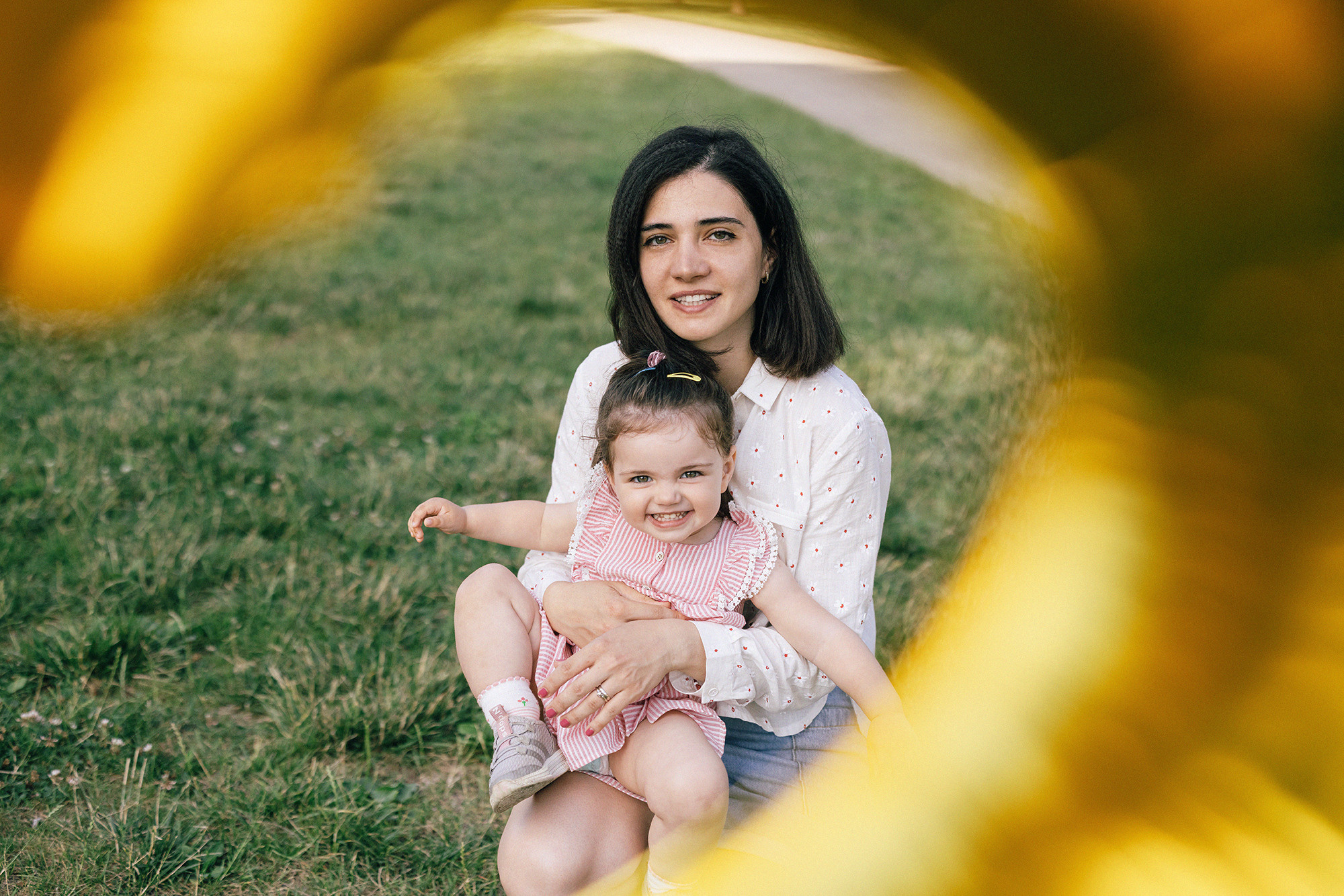 Семья в летнем парке. Прага. Rodinný a svatební fotograf v Praze