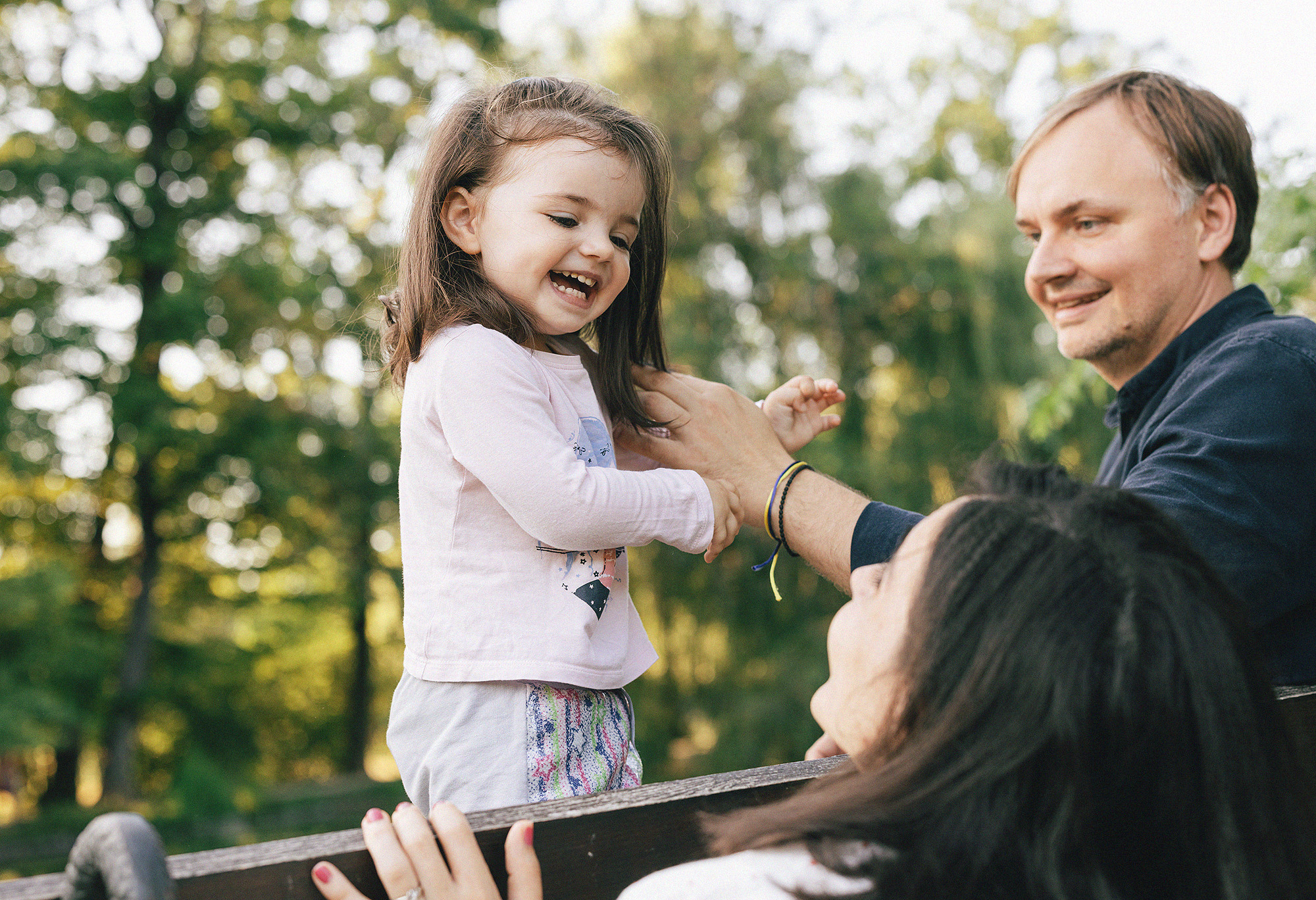 Семья в летнем парке. Прага. Rodinný a svatební fotograf v Praze
