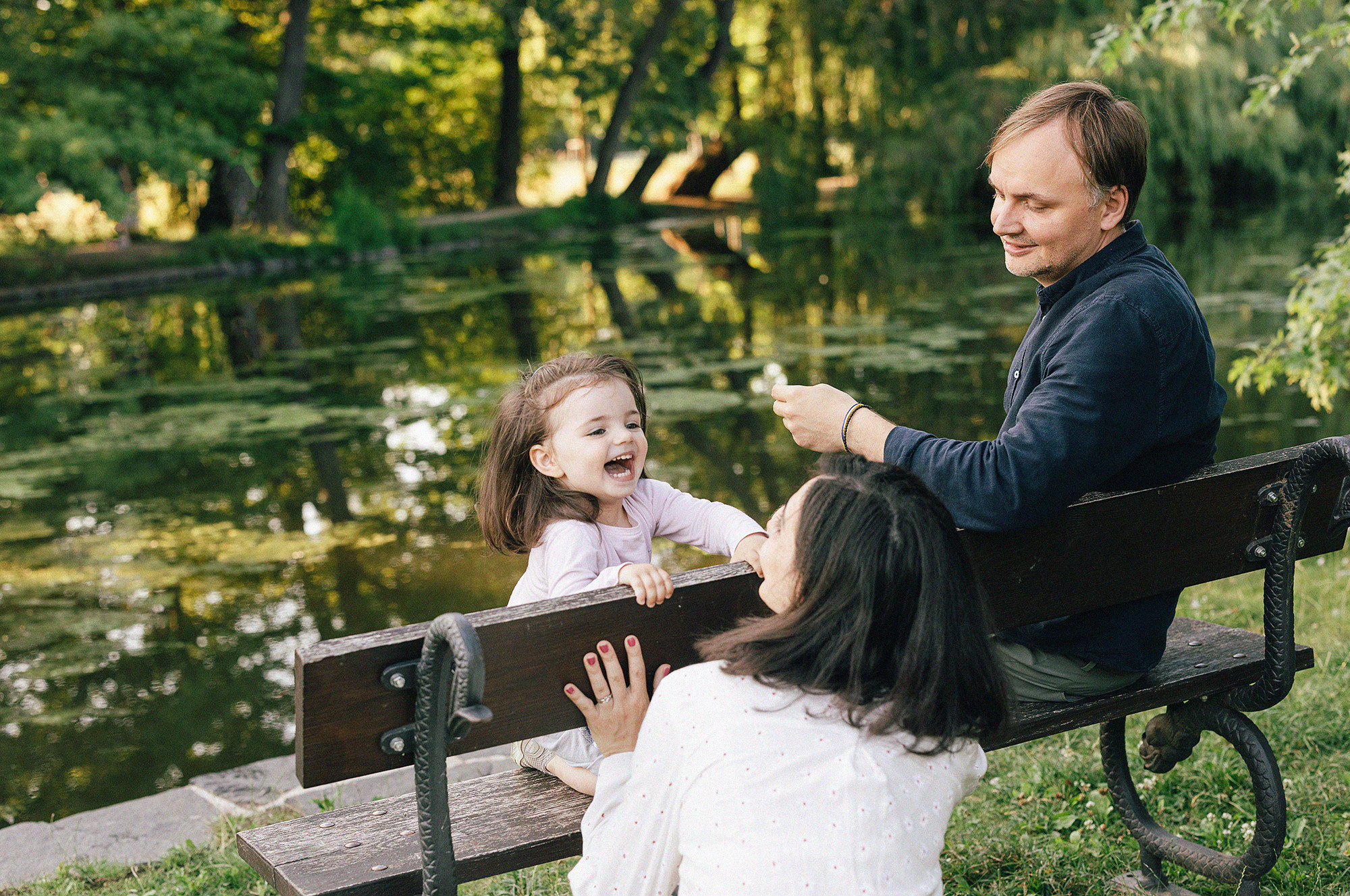 Семья в летнем парке. Прага. Rodinný a svatební fotograf v Praze