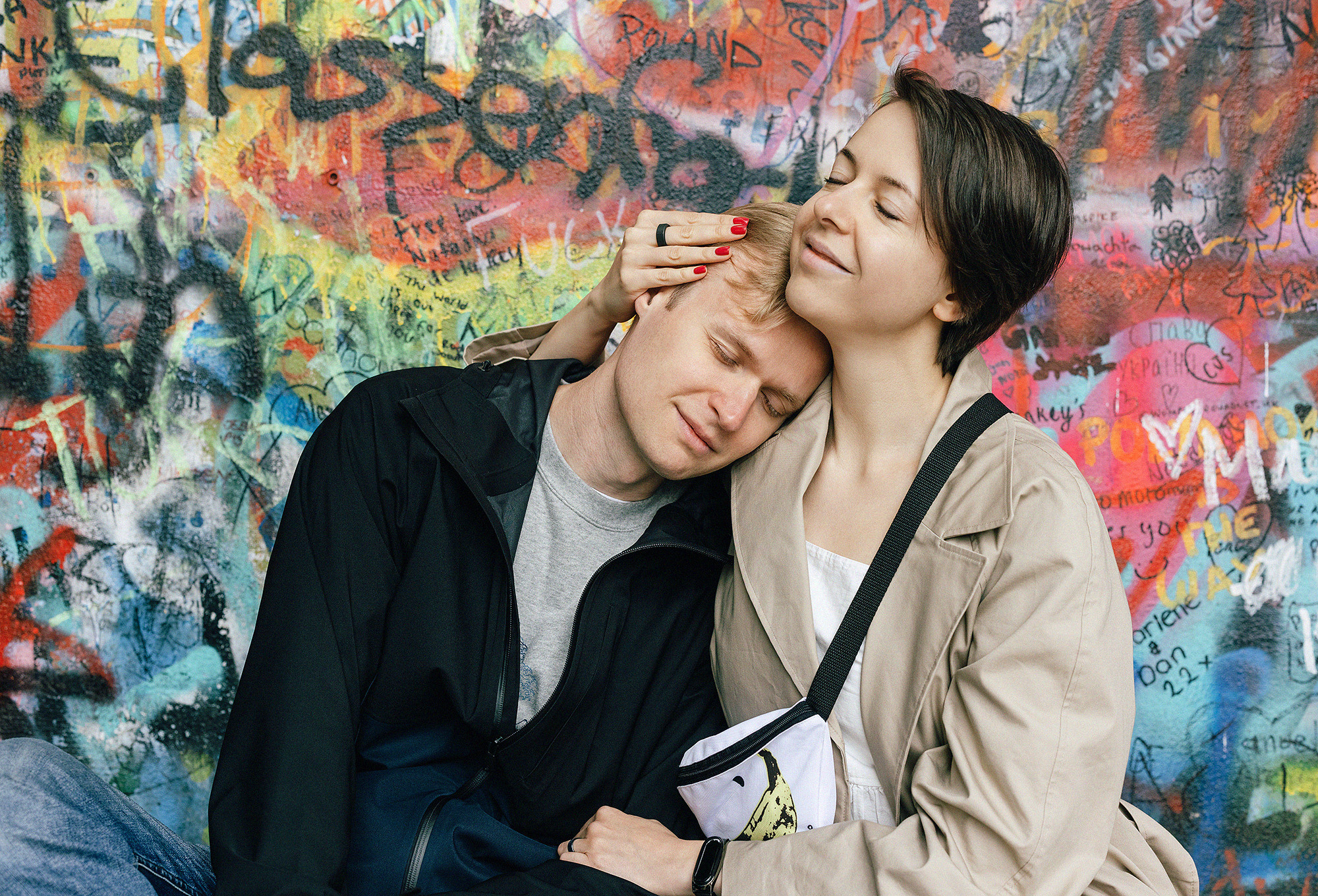 красивейшие места в Праге с фотографом, стена Джонна Леннона