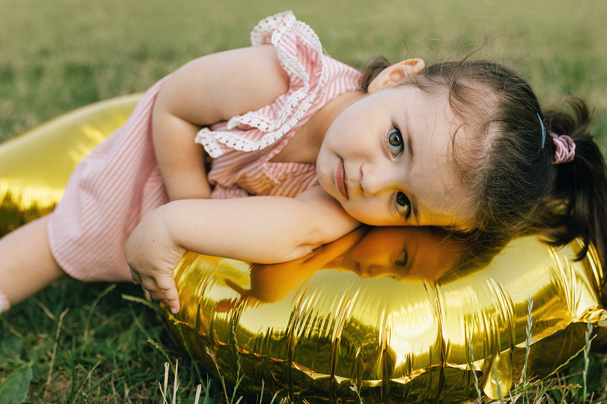 Семья в летнем парке. Прага. Rodinný a svatební fotograf v Praze
