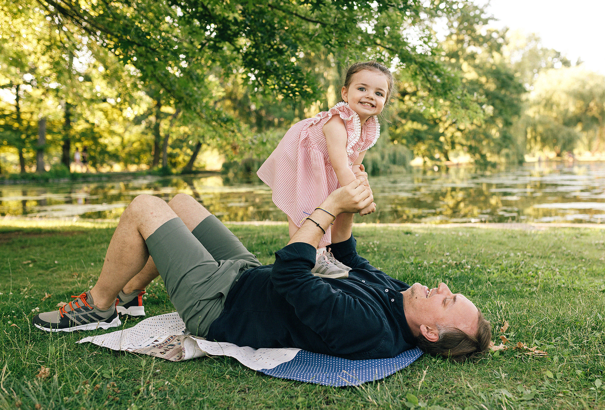 Семья в летнем парке. Прага. Rodinný a svatební fotograf v Praze