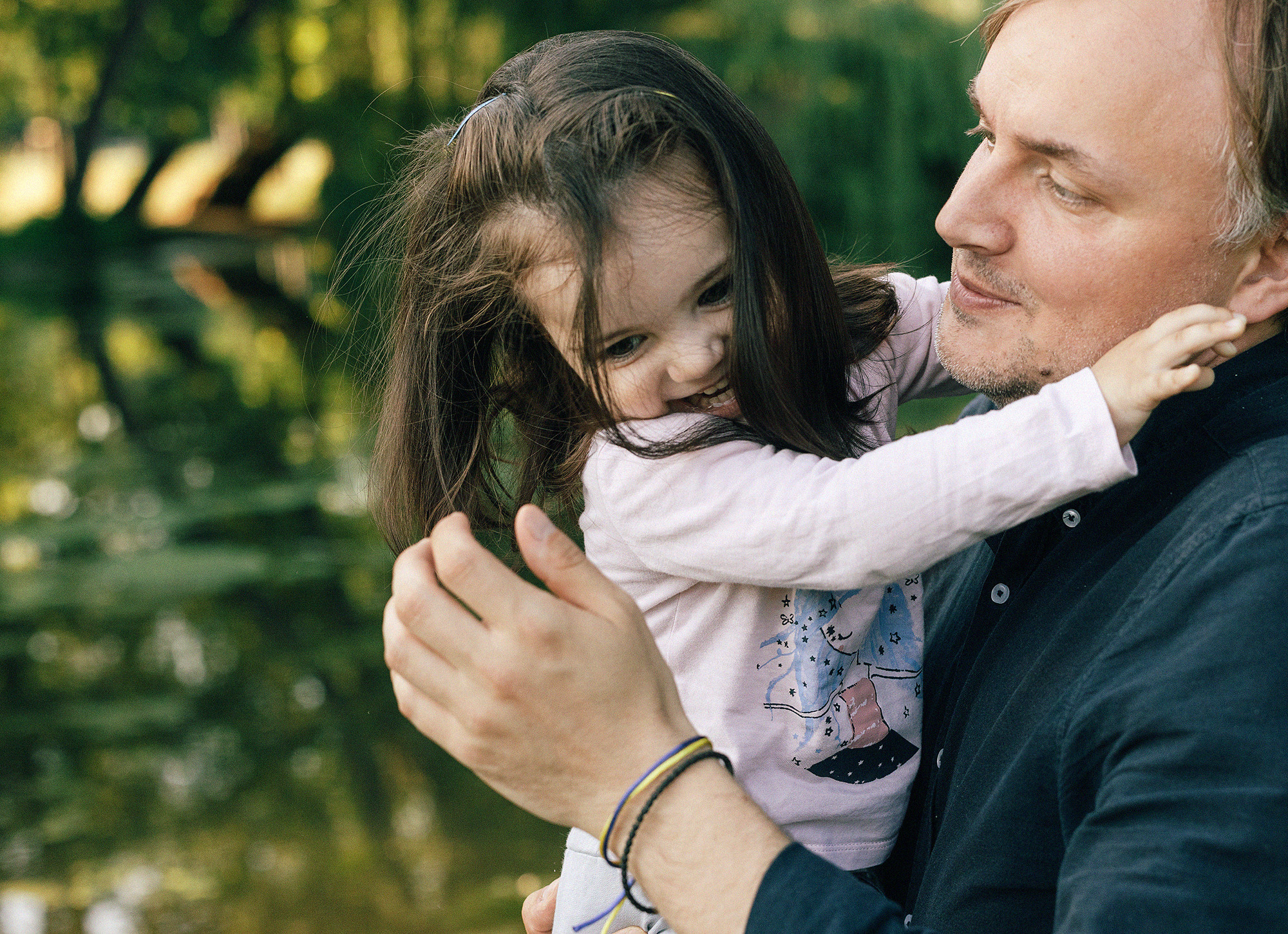 Семья в летнем парке. Прага. Rodinný a svatební fotograf v Praze