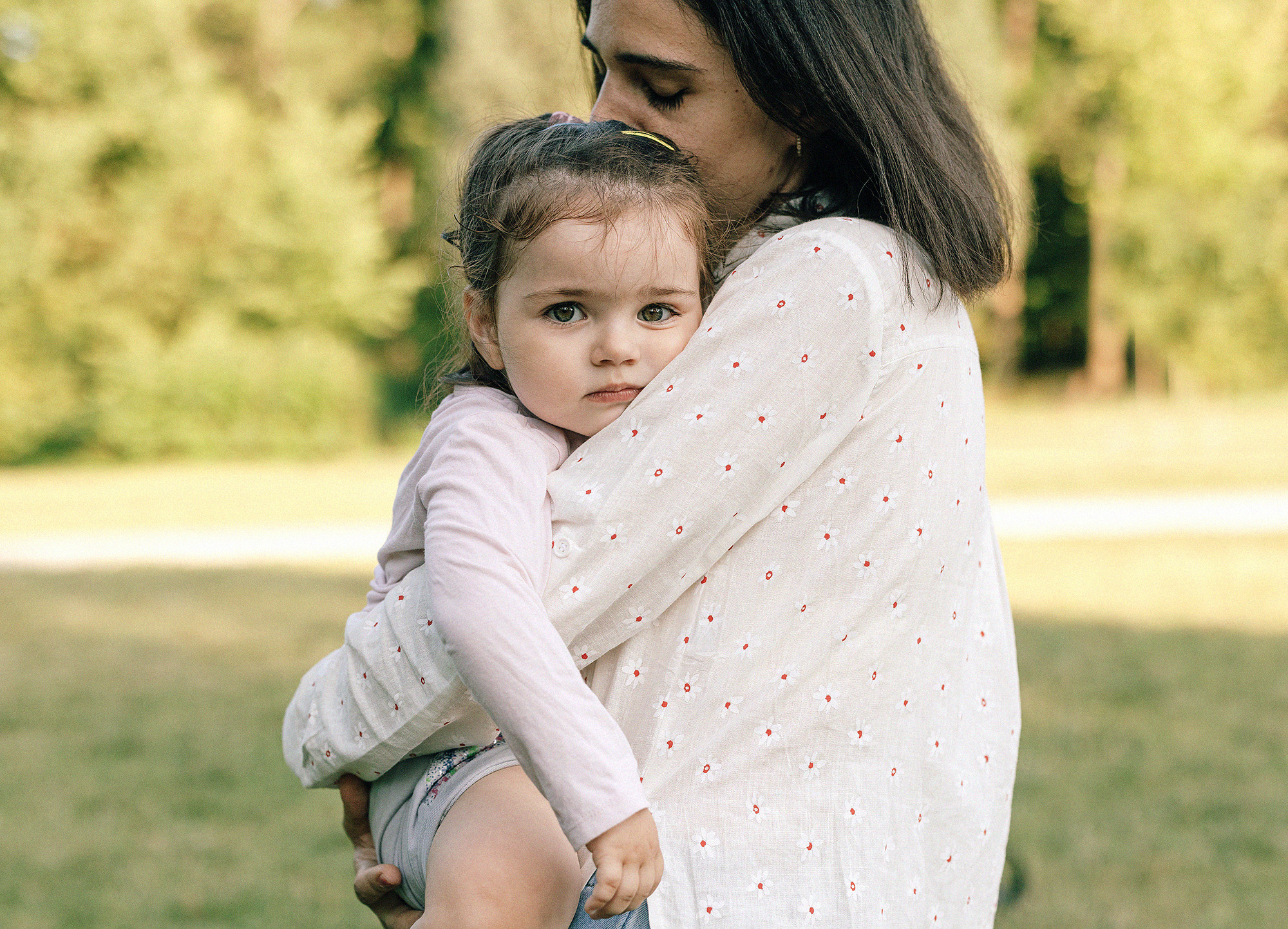 Семья в летнем парке. Прага. Rodinný a svatební fotograf v Praze