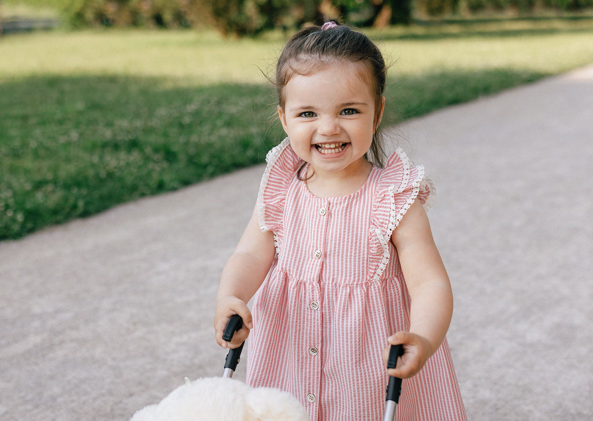 Семья в летнем парке. Прага. Rodinný a svatební fotograf v Praze