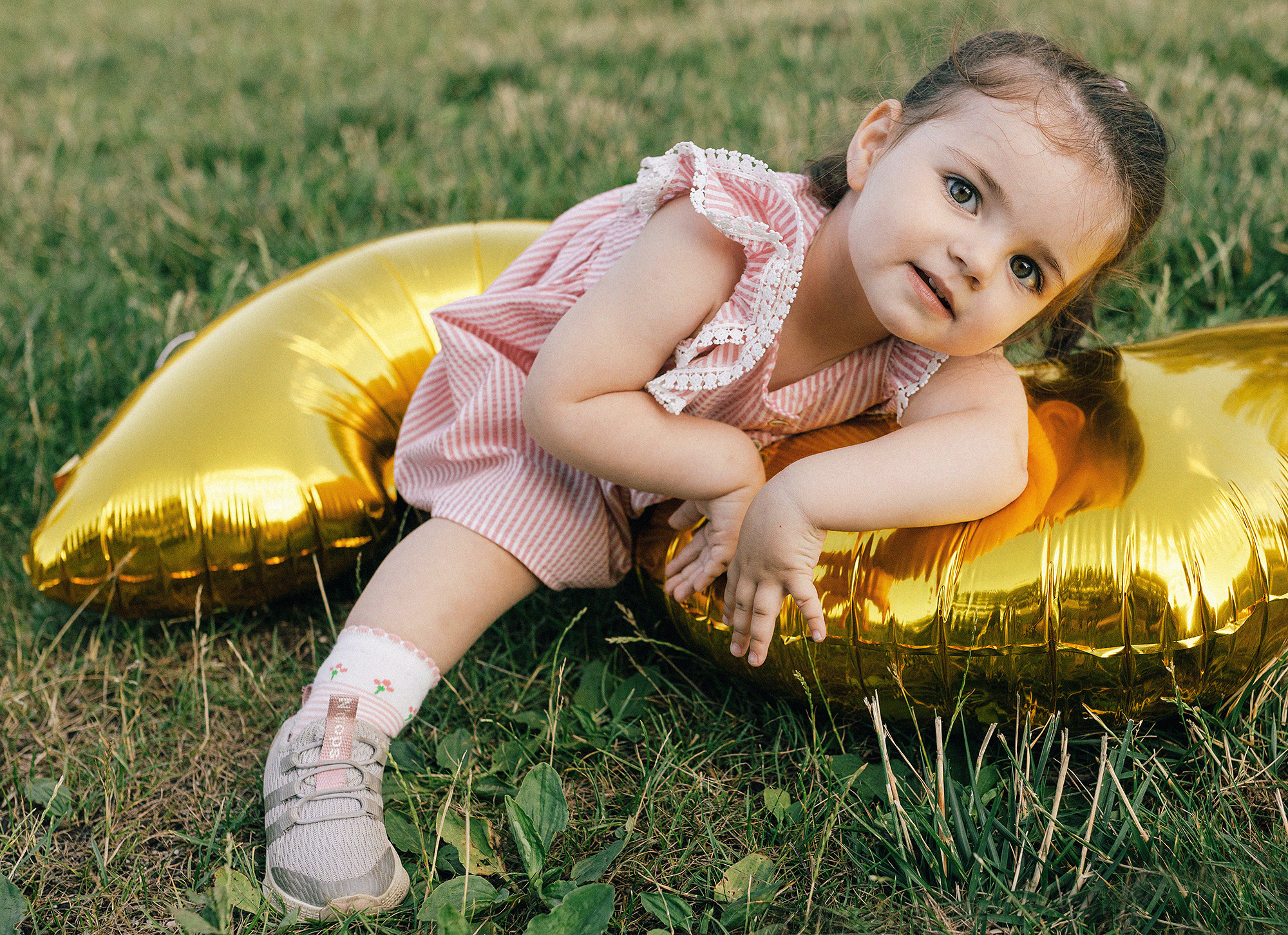 Семья в летнем парке. Прага. Rodinný a svatební fotograf v Praze