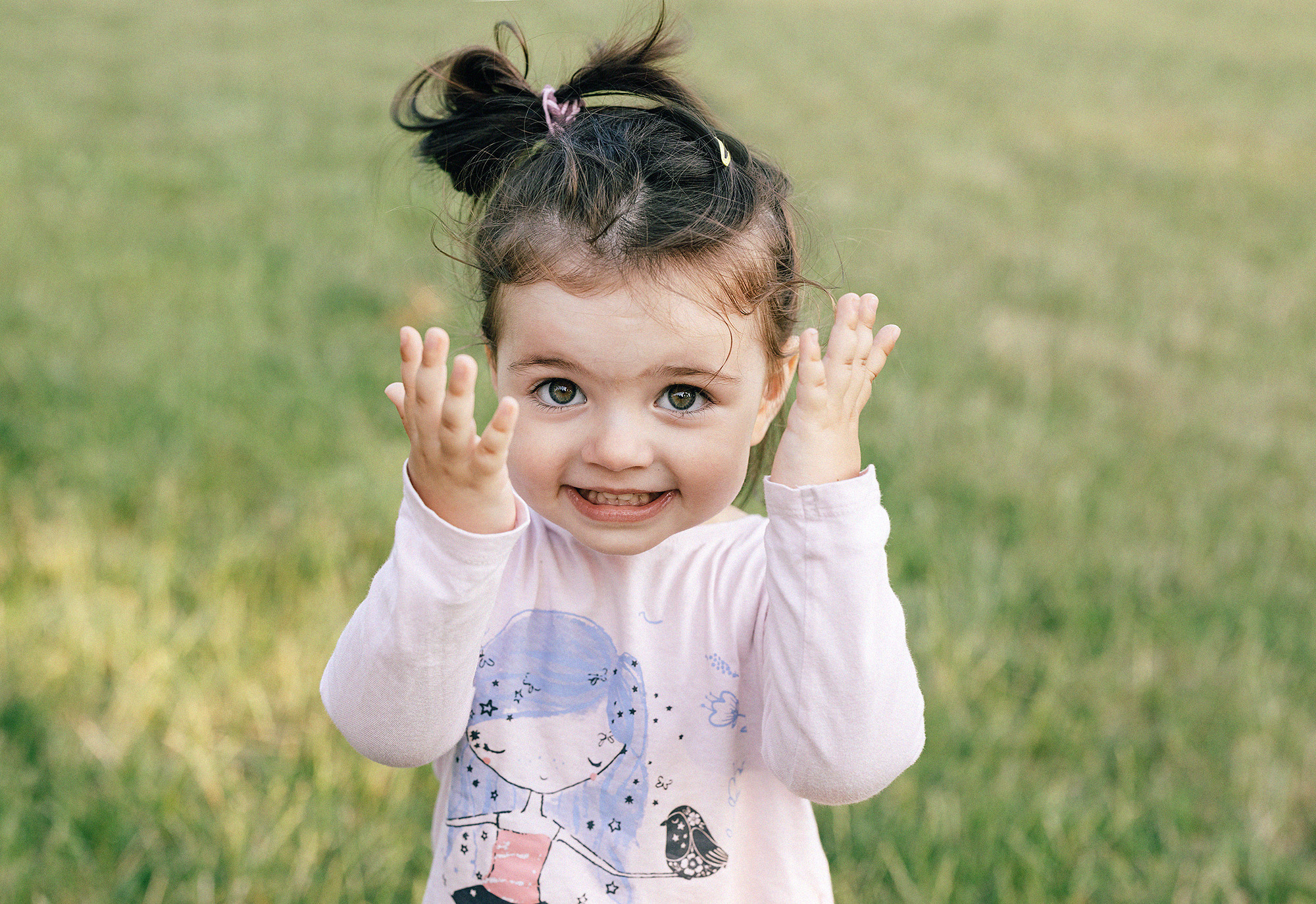 Семья в летнем парке. Прага. Rodinný a svatební fotograf v Praze