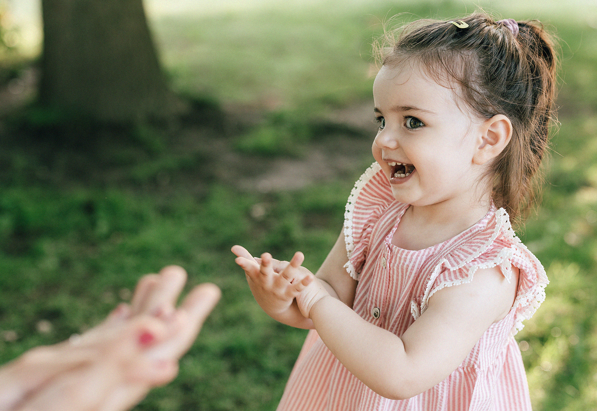 Семья в летнем парке. Прага. Rodinný a svatební fotograf v Praze