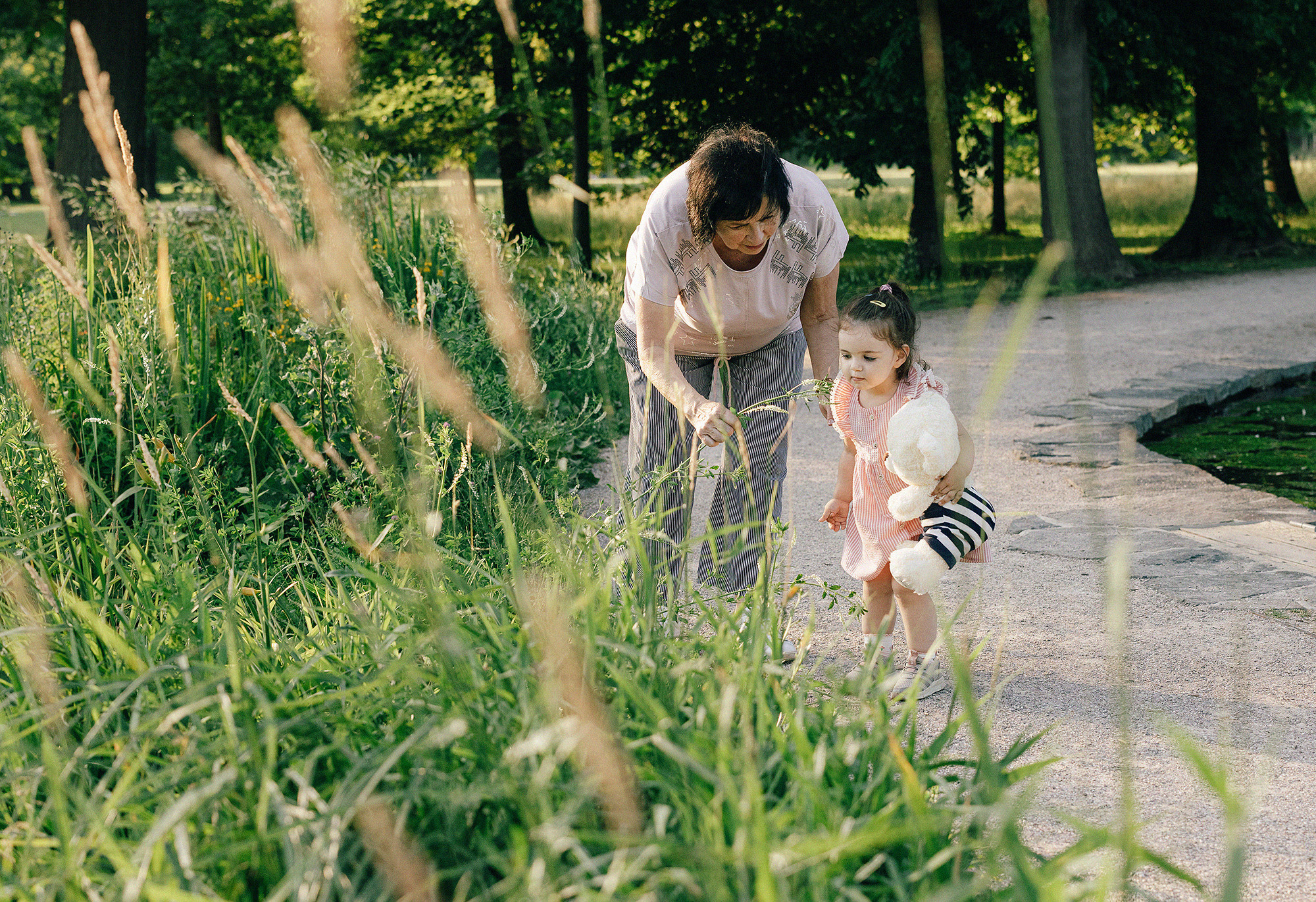 Семья в летнем парке. Прага. Rodinný a svatební fotograf v Praze