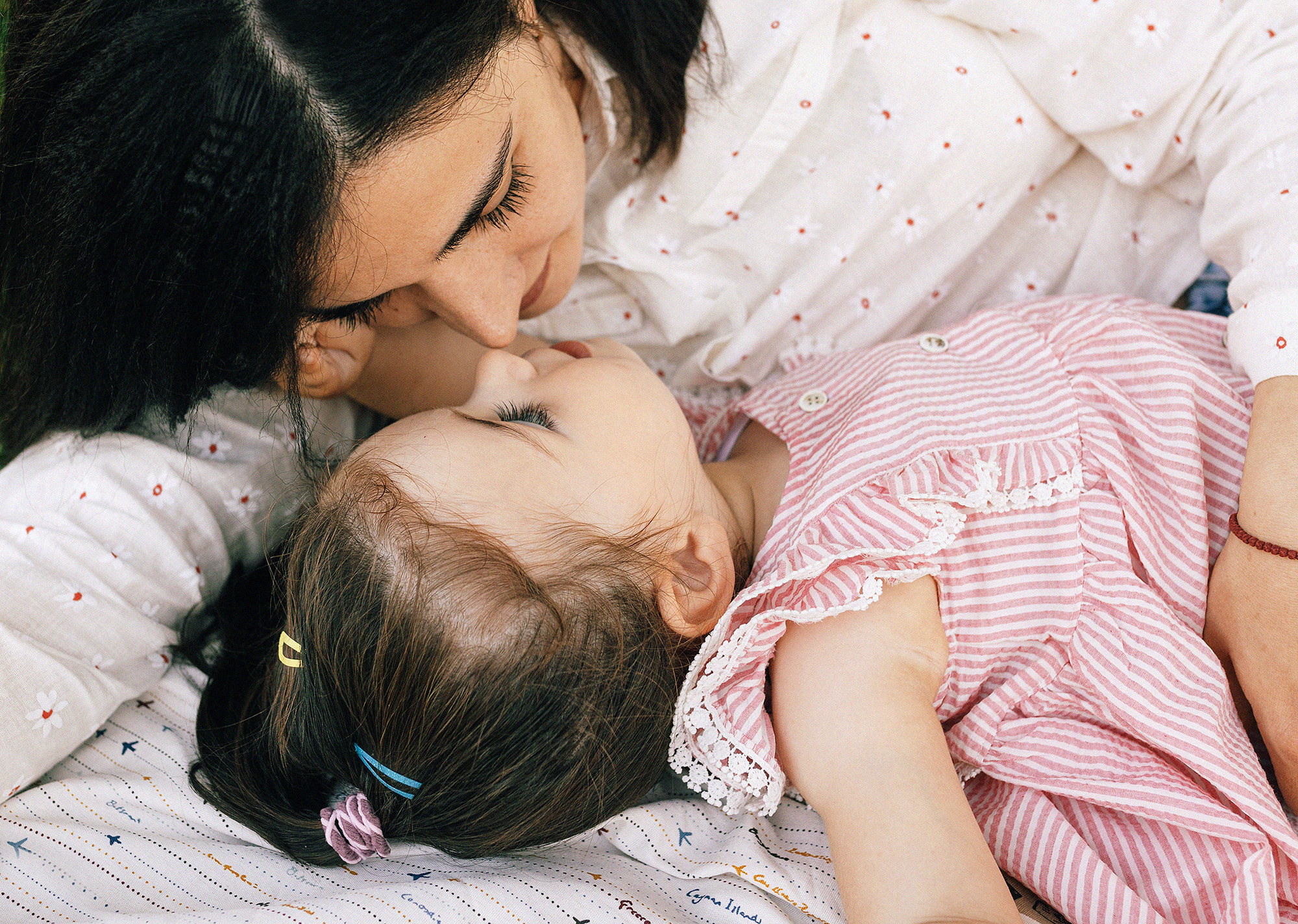 Семья в летнем парке. Прага. Rodinný a svatební fotograf v Praze