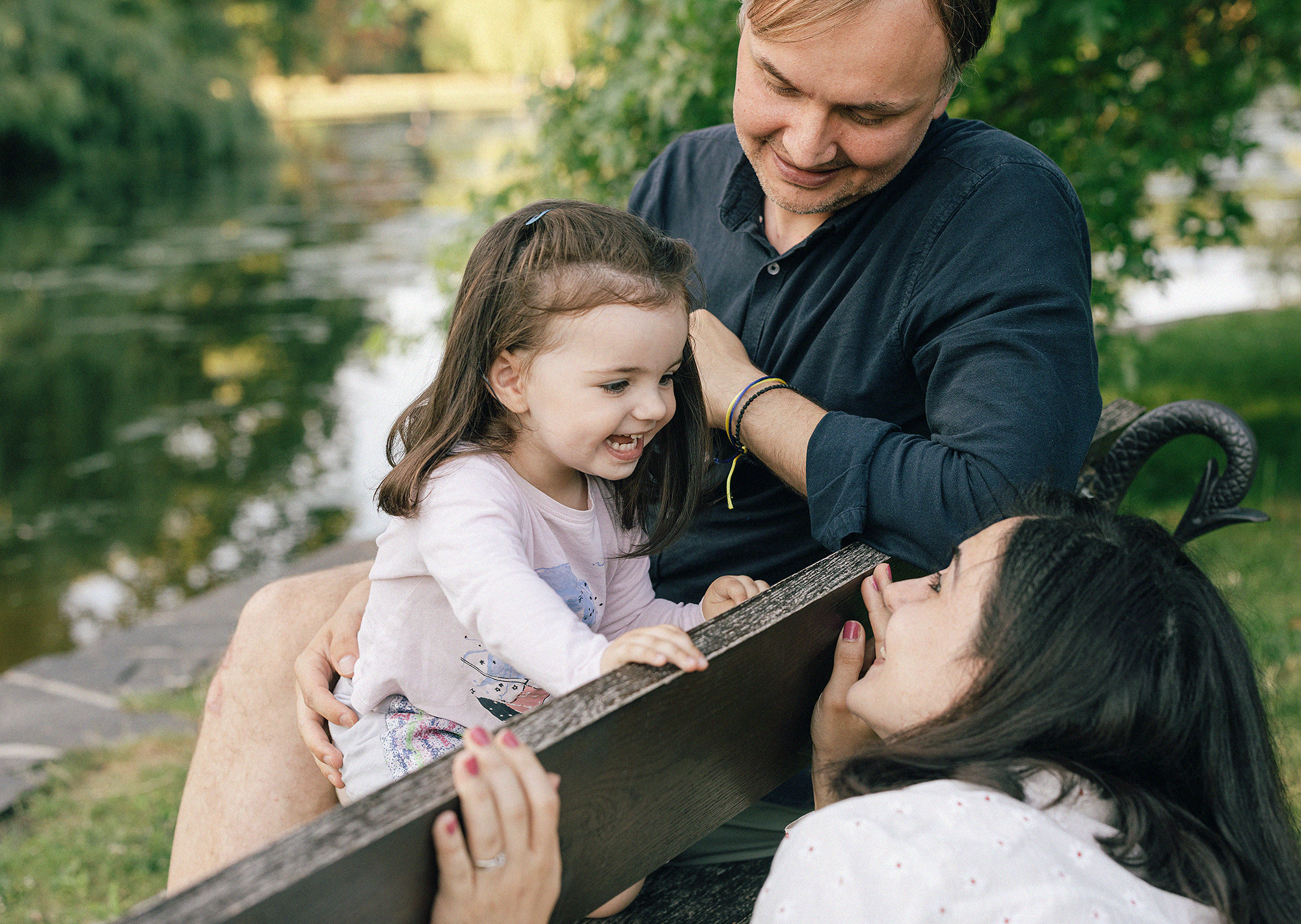 Семья в летнем парке. Прага. Rodinný a svatební fotograf v Praze
