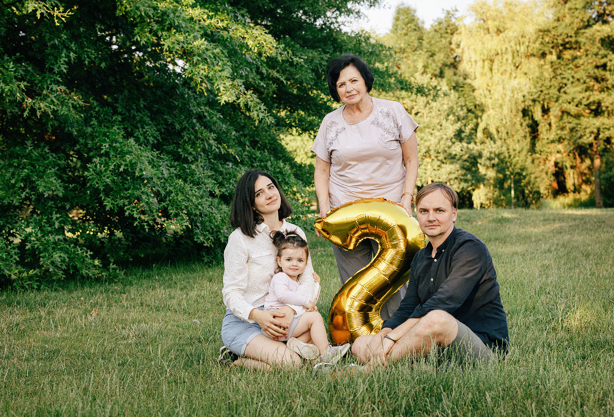 Семья в летнем парке. Прага. Rodinný a svatební fotograf v Praze