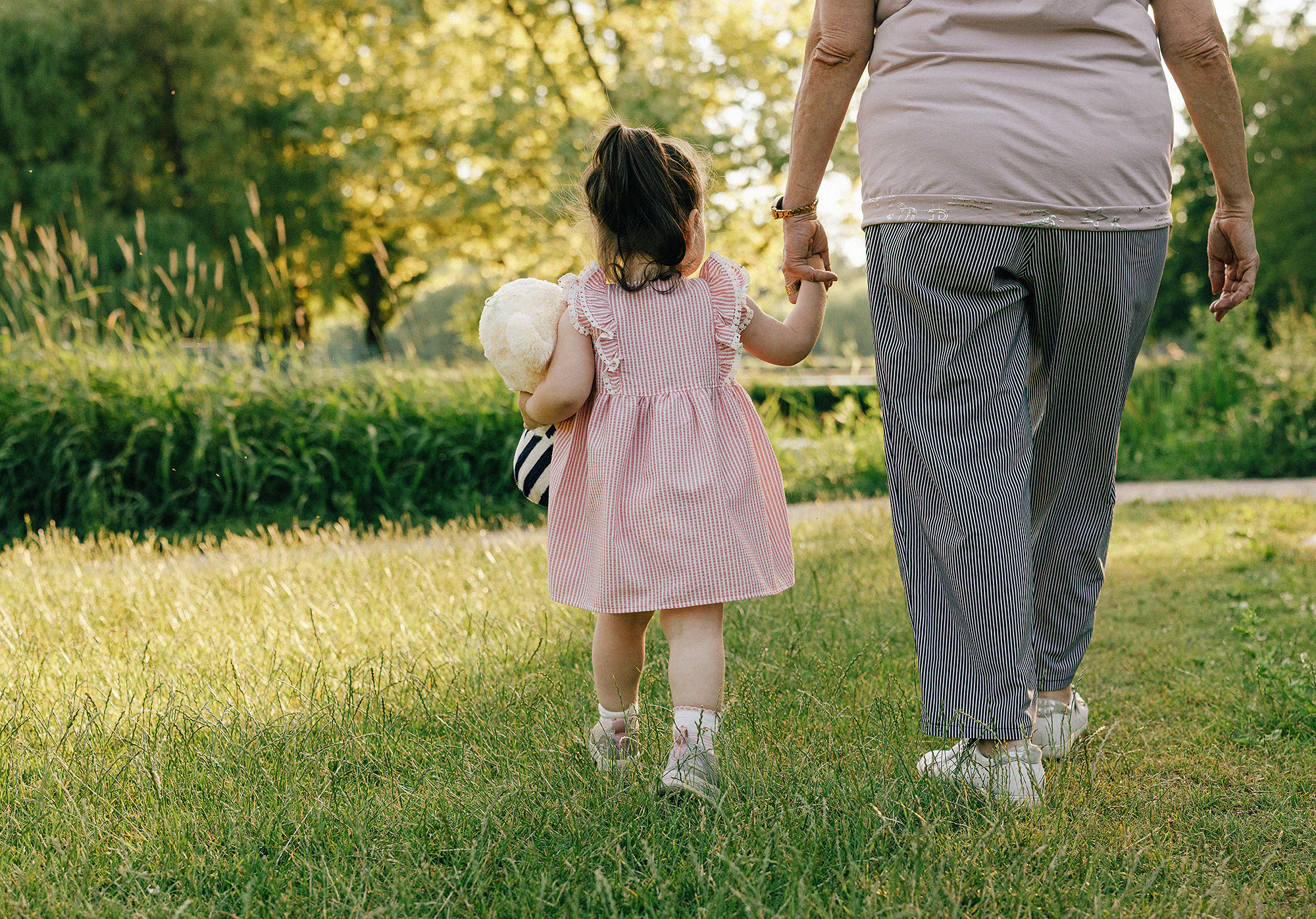 Семья в летнем парке. Прага. Rodinný a svatební fotograf v Praze