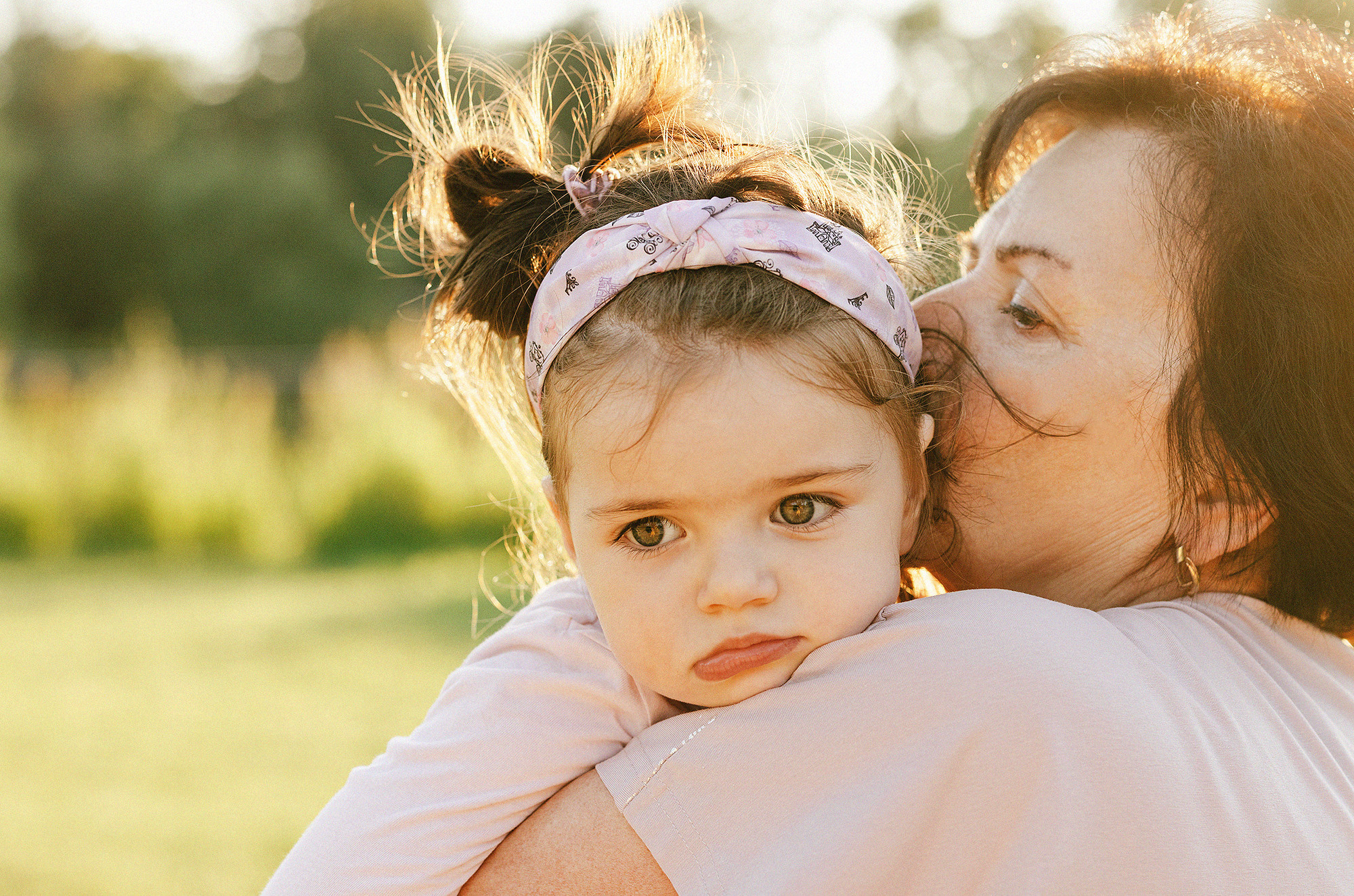 Семья в летнем парке. Прага. Rodinný a svatební fotograf v Praze