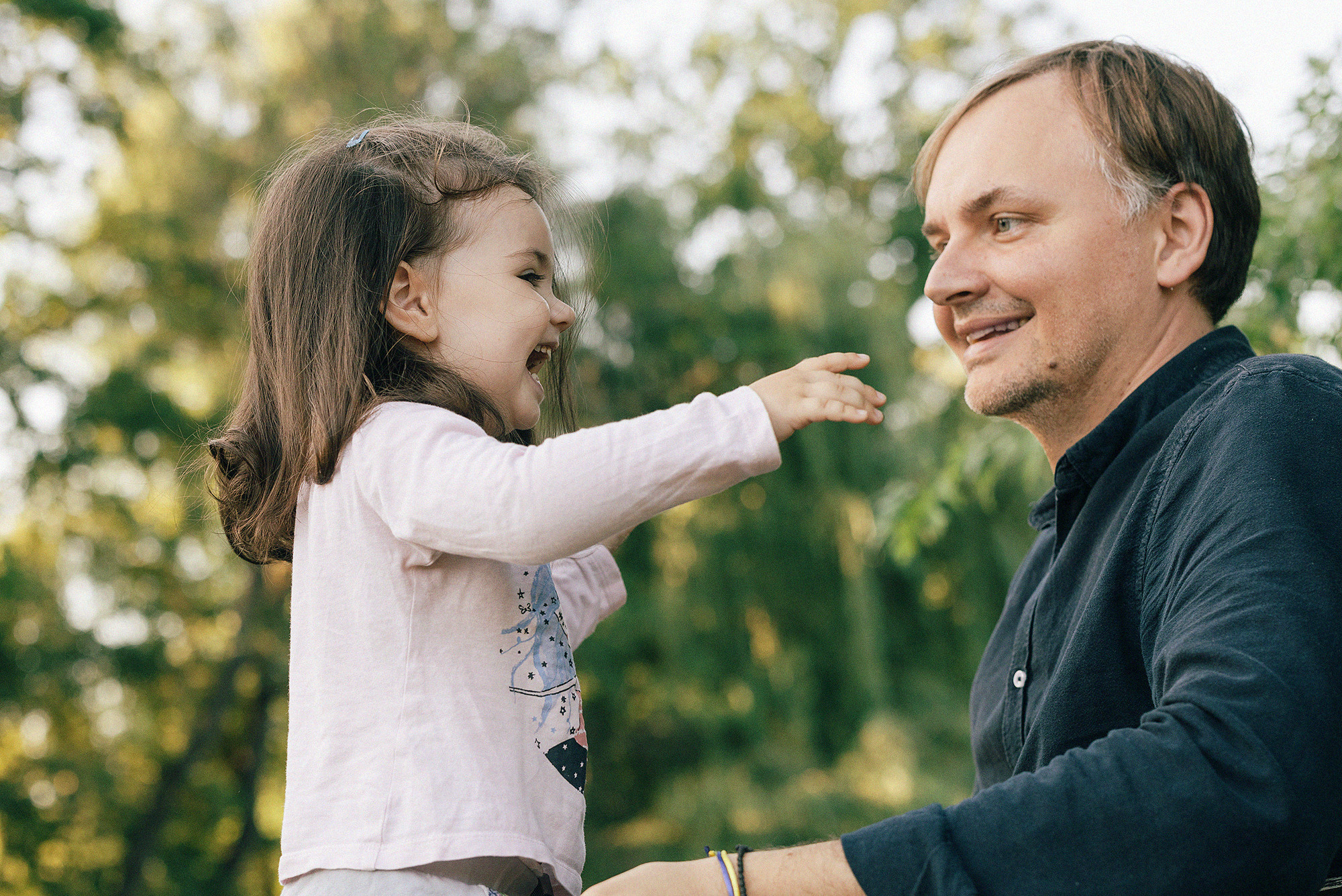 Семья в летнем парке. Прага. Rodinný a svatební fotograf v Praze