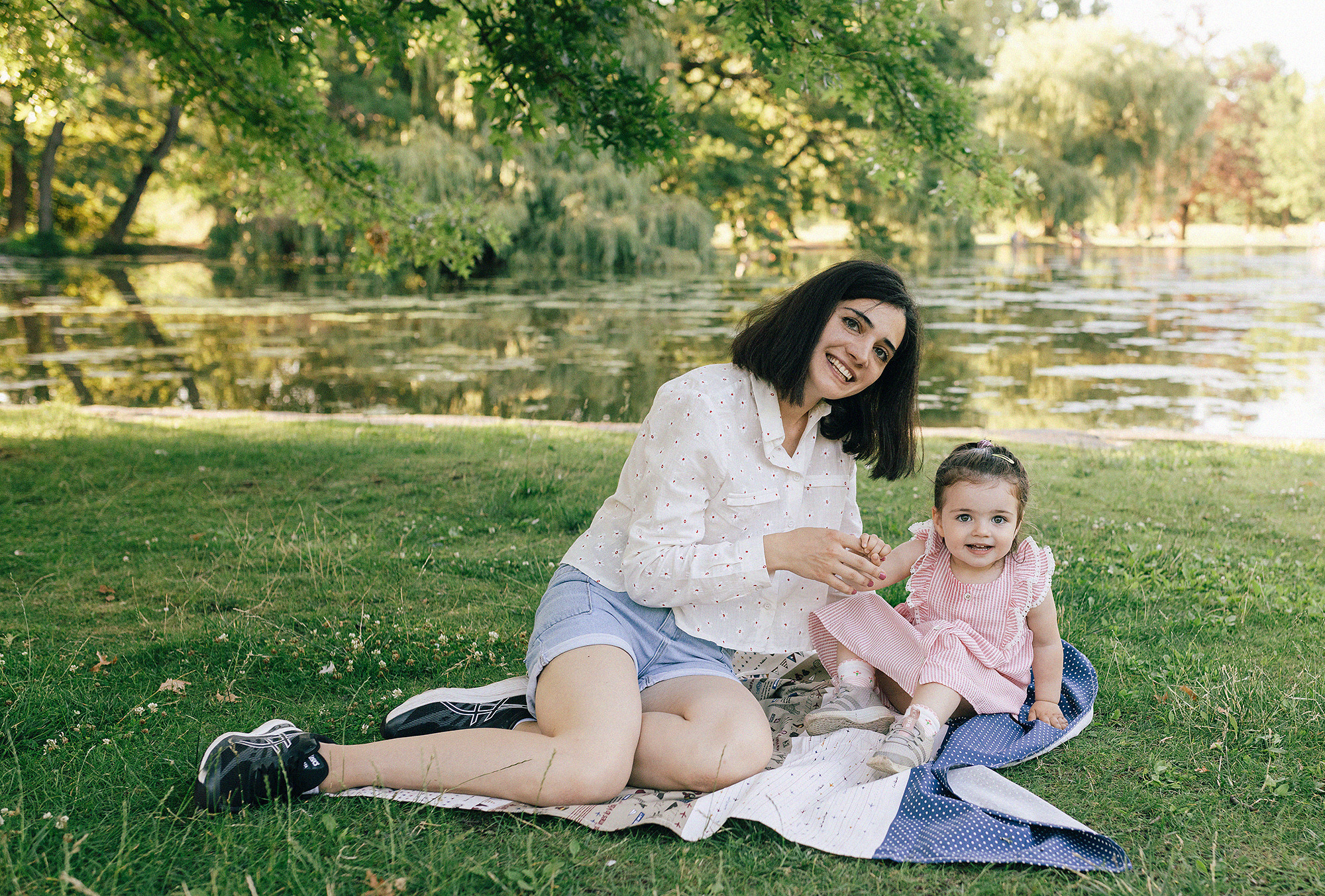Семья в летнем парке. Прага. Rodinný a svatební fotograf v Praze