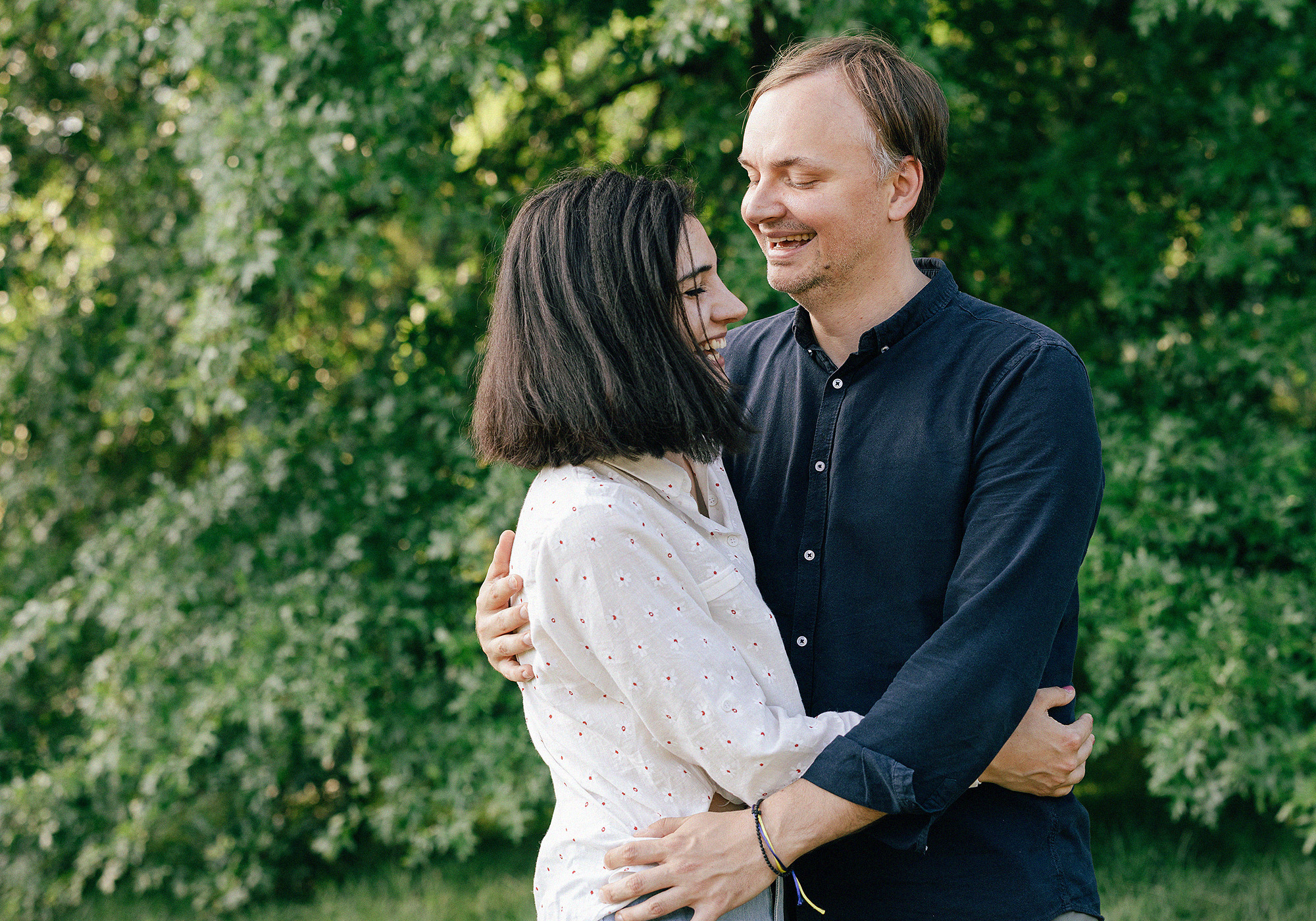 Семья в летнем парке. Прага. Rodinný a svatební fotograf v Praze