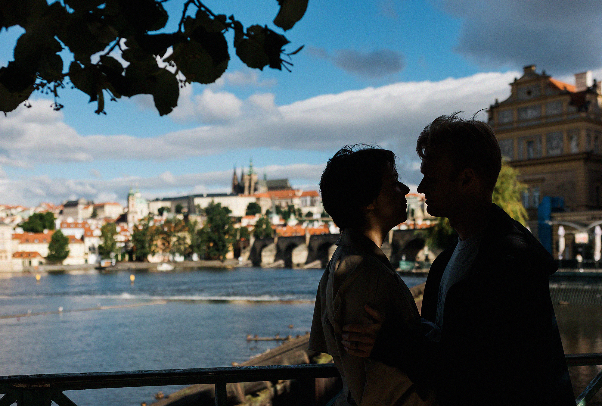 Лавстори в Праге, Карлов мост