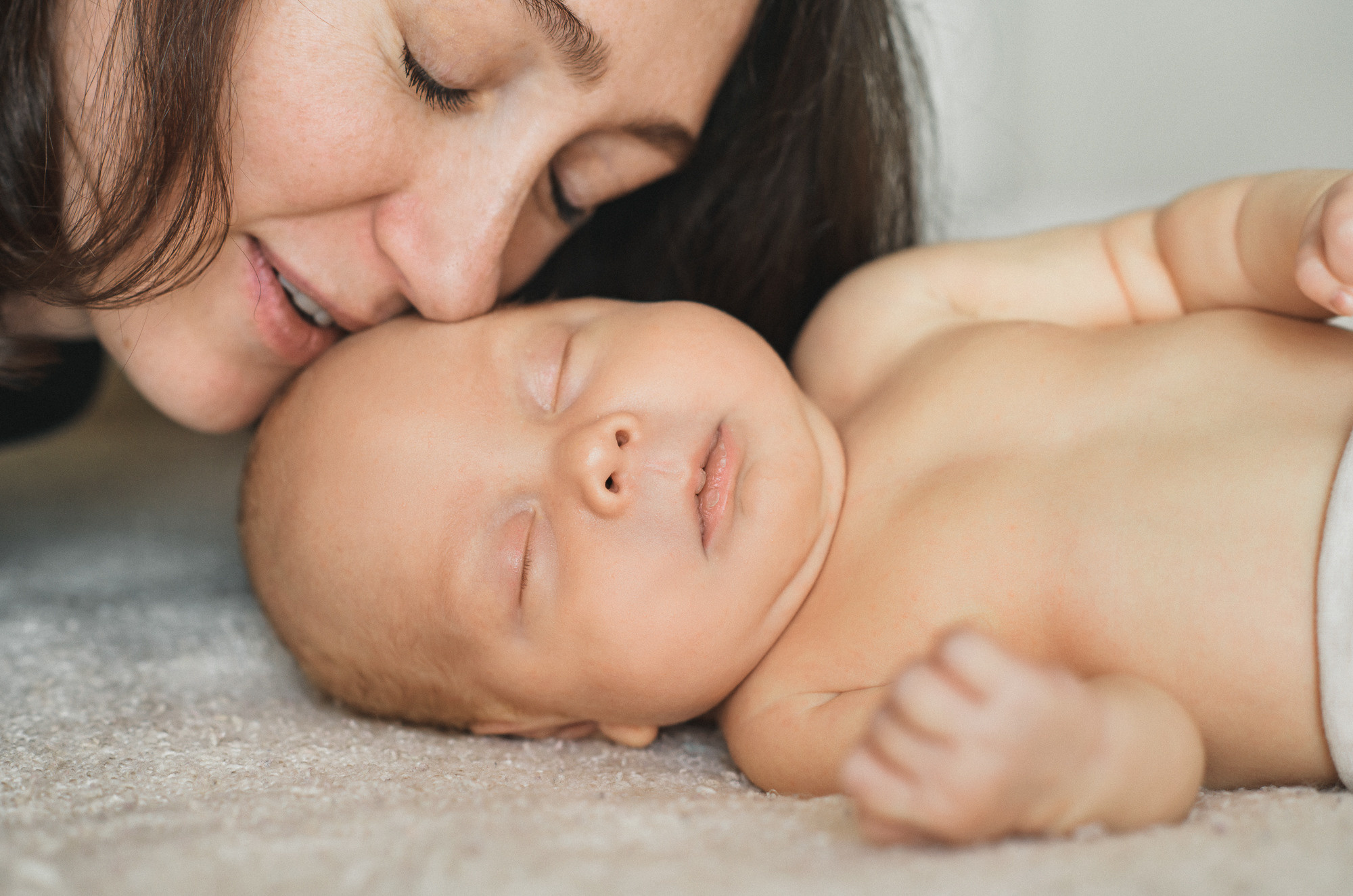 мама с новорожденным малышом дома. фотосессия мамы и малыша дома. Прага