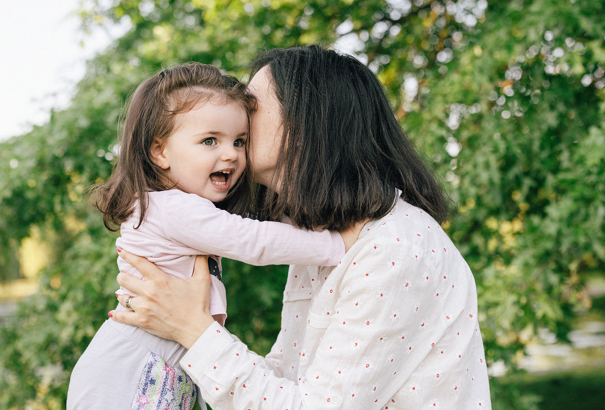 Семья в летнем парке. Прага. Rodinný a svatební fotograf v Praze