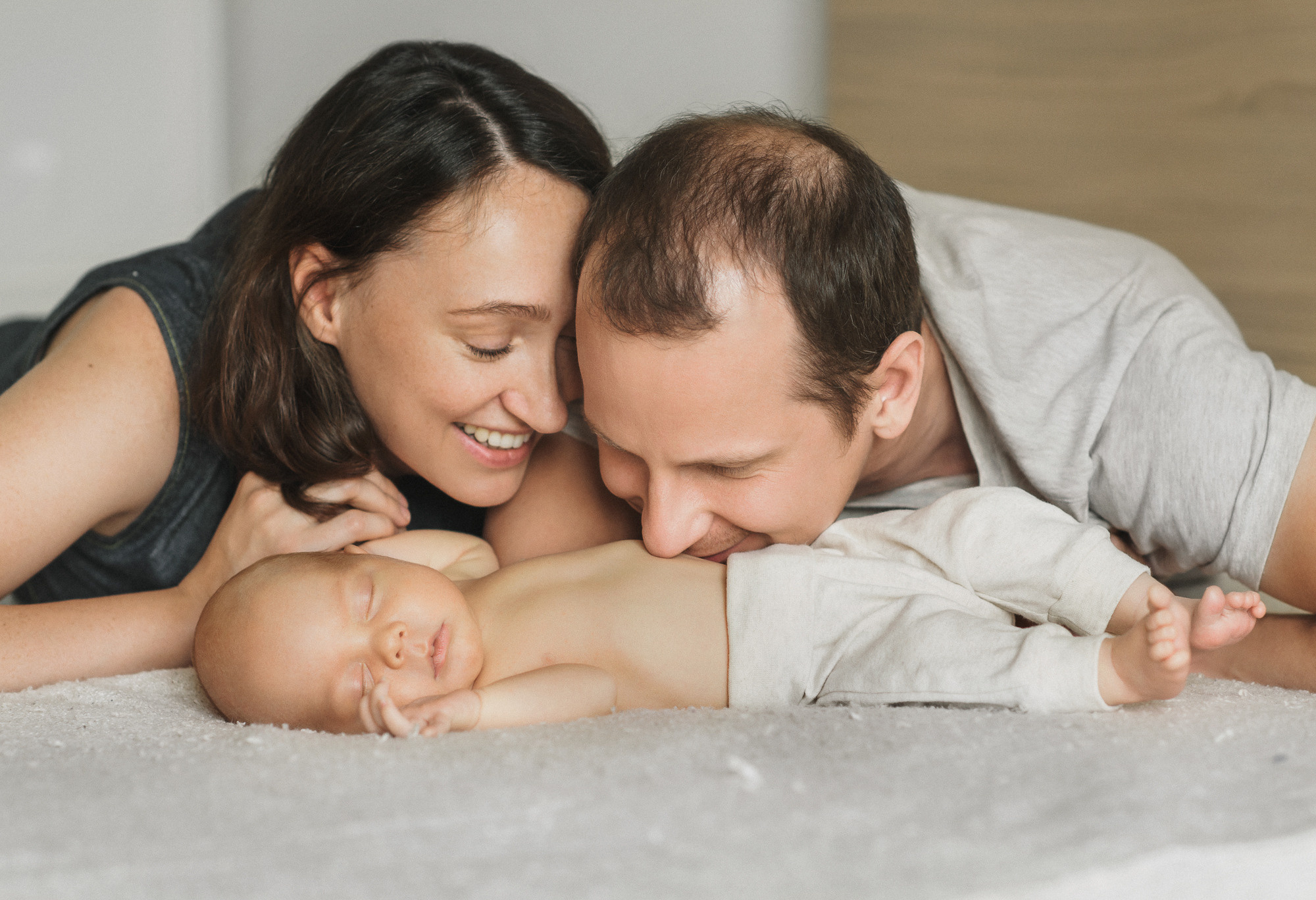 домашняя фотосессия новорожденного малыша в Праге. Малыш с родителями дома. Фотосессия семьи дома