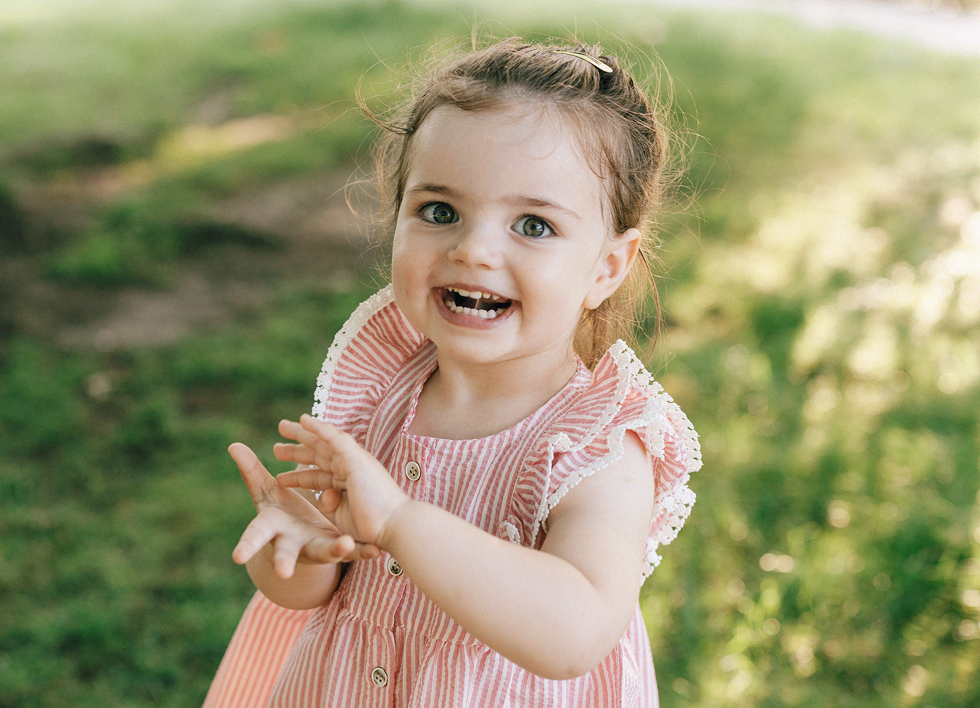 Семья в летнем парке. Прага. Rodinný a svatební fotograf v Praze