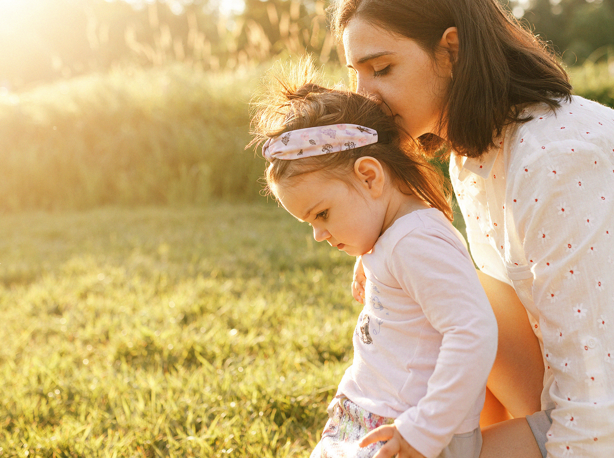 Семья в летнем парке. Прага. Rodinný a svatební fotograf v Praze