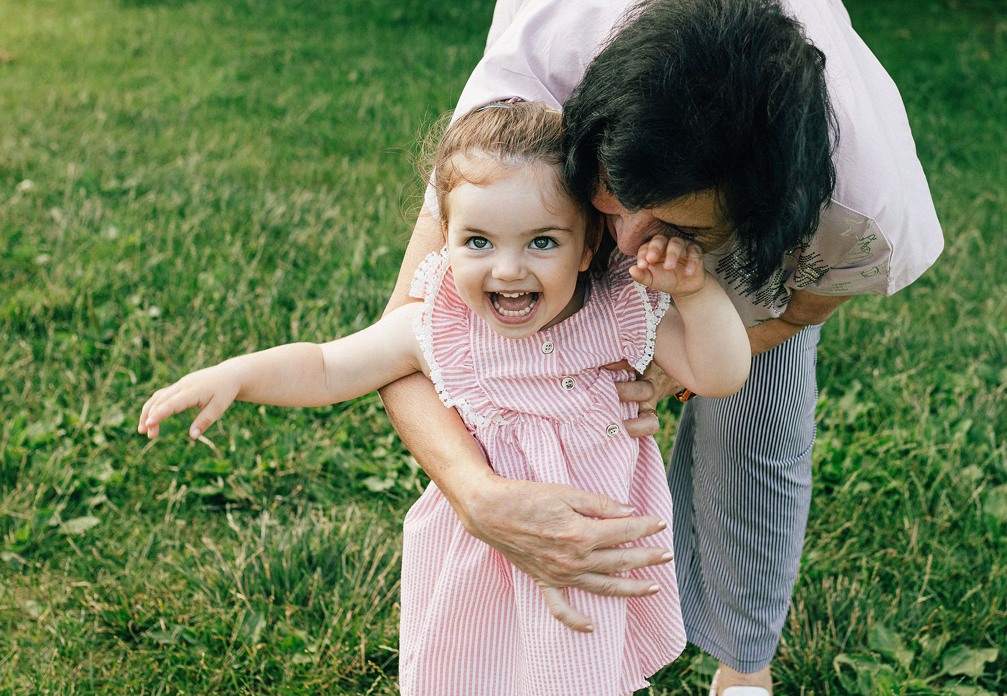 Семья в летнем парке. Прага. Rodinný a svatební fotograf v Praze