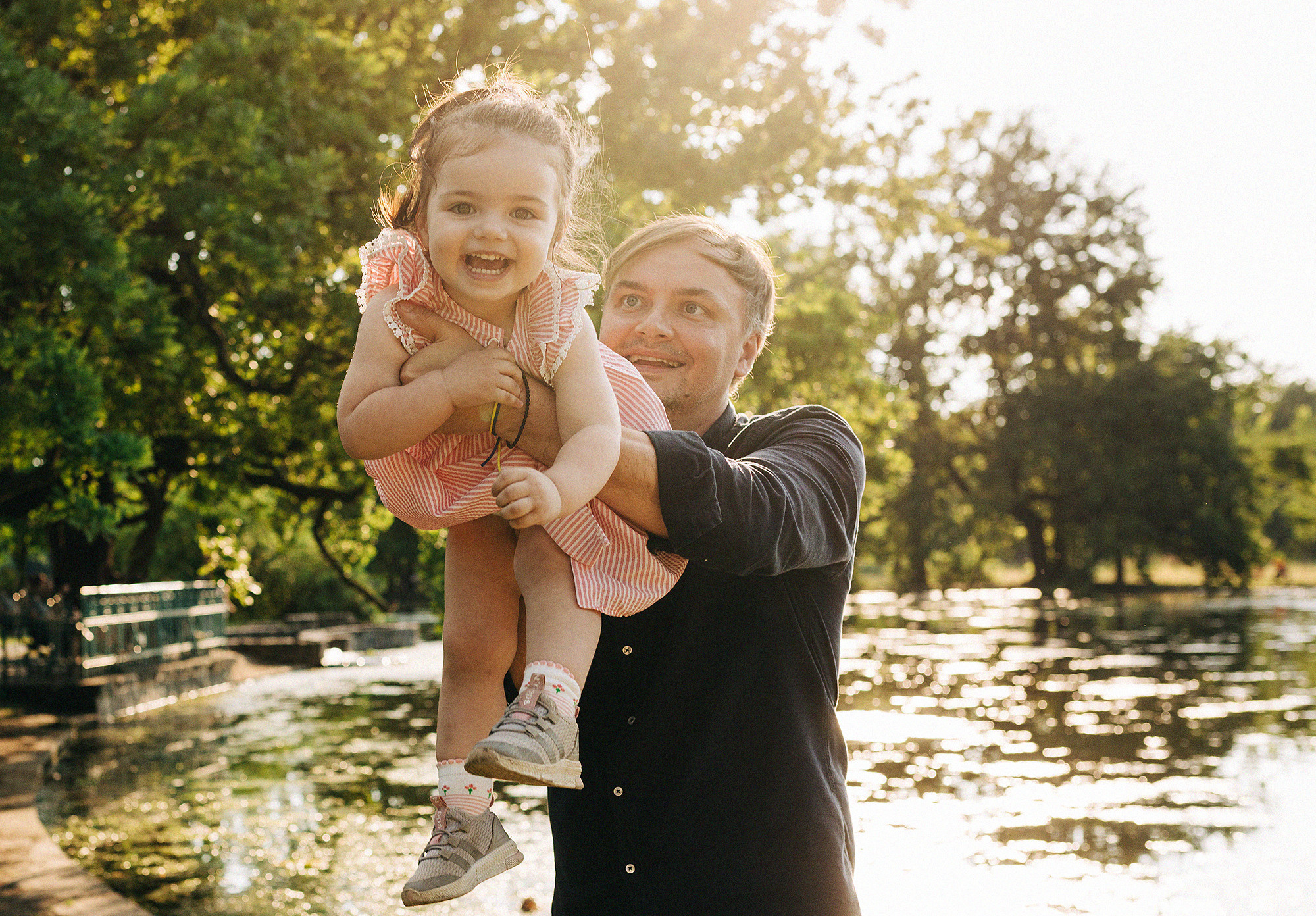 Семья в летнем парке. Прага. Rodinný a svatební fotograf v Praze