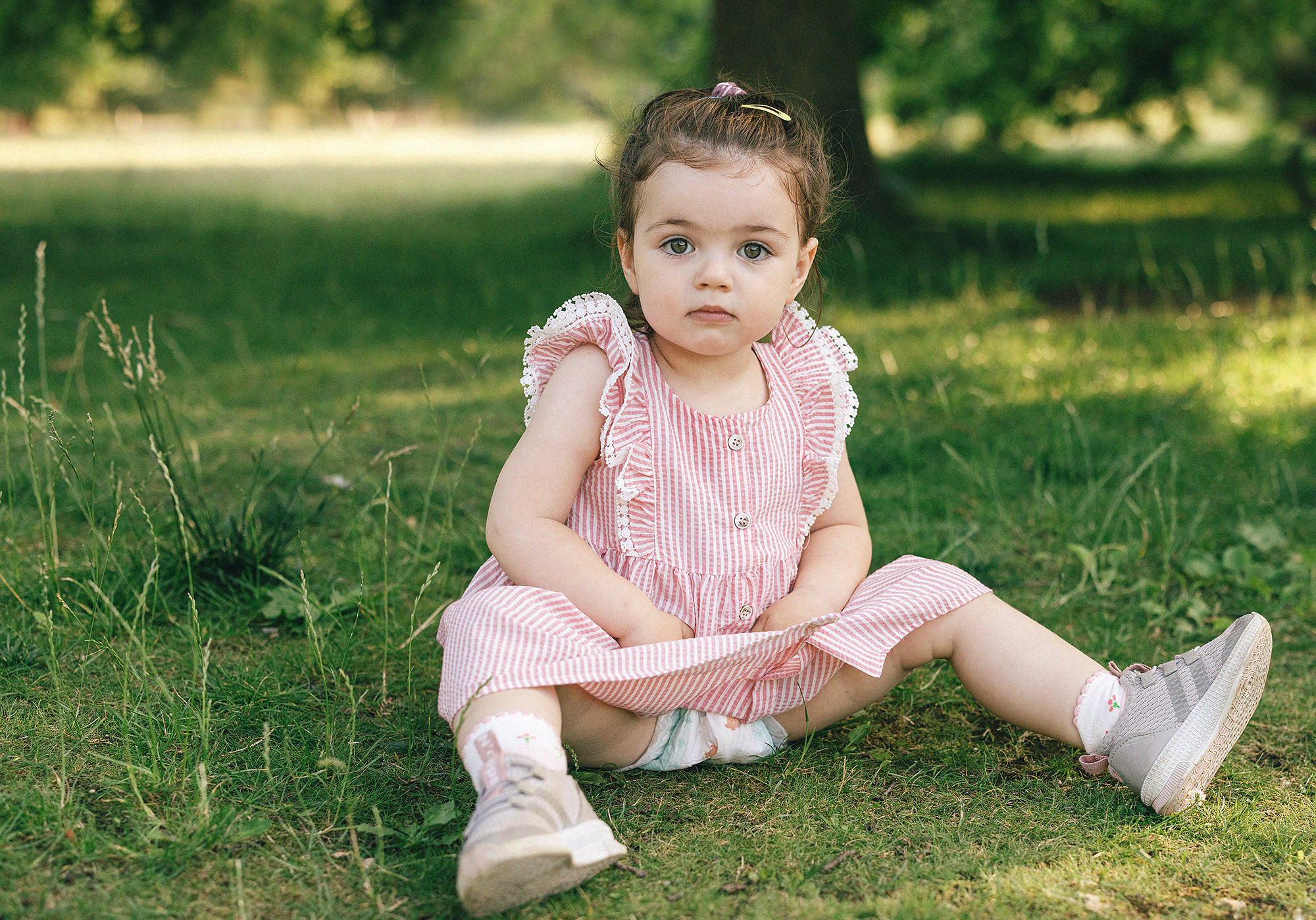Семья в летнем парке. Прага. Rodinný a svatební fotograf v Praze