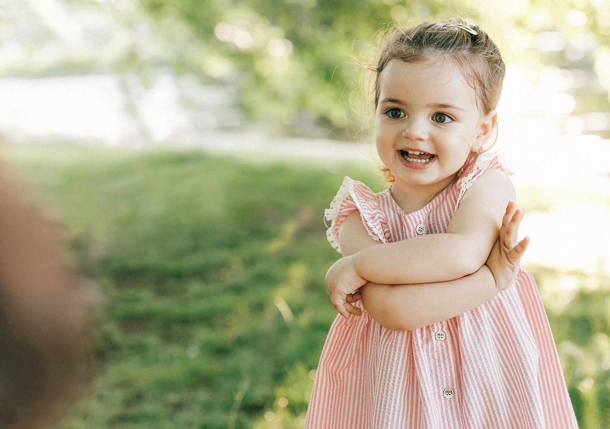 Семья в летнем парке. Прага. Rodinný a svatební fotograf v Praze