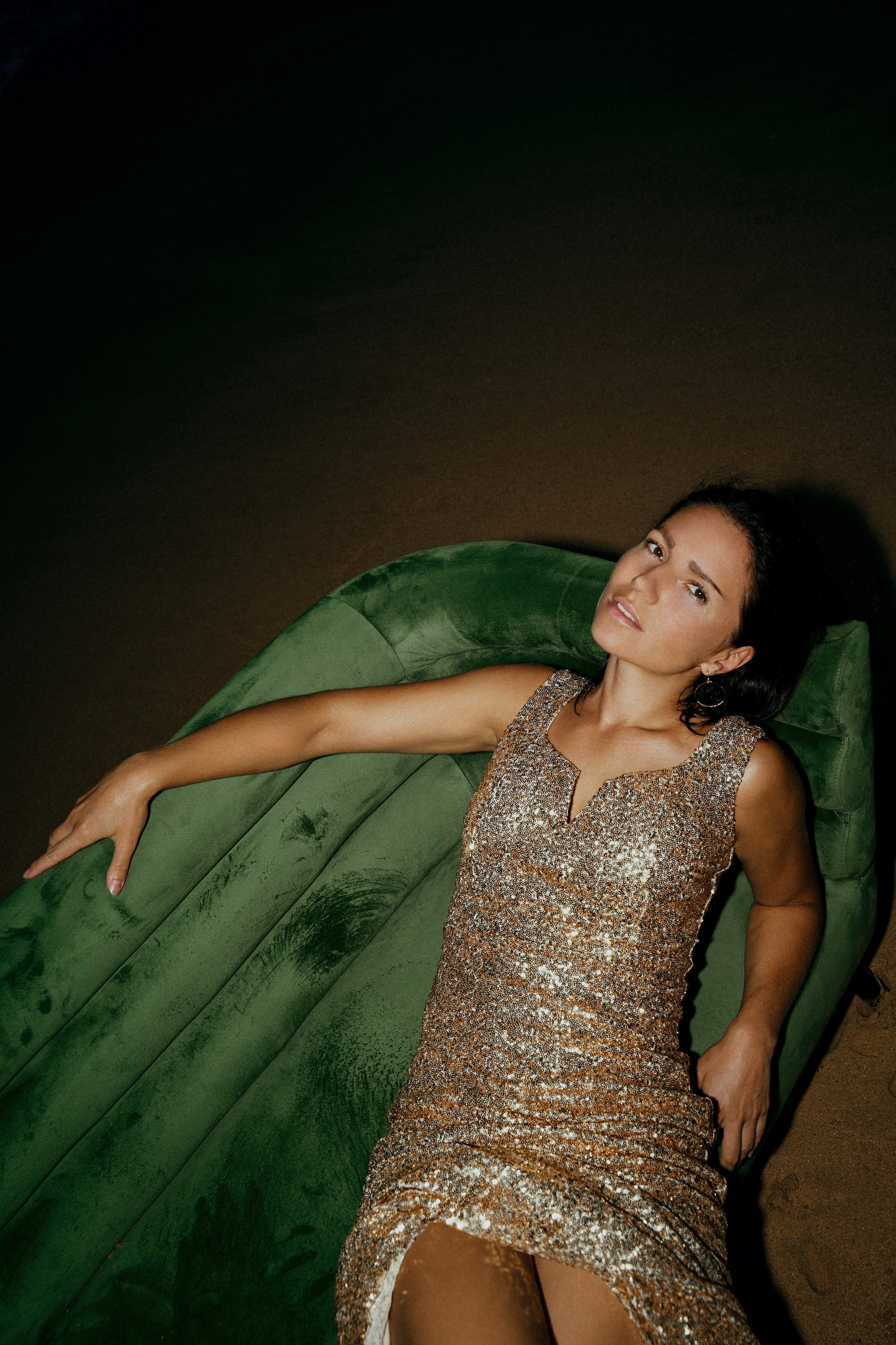 Майя. Диван на пляже. Фотограф в Барселоне Жанна Захарченко