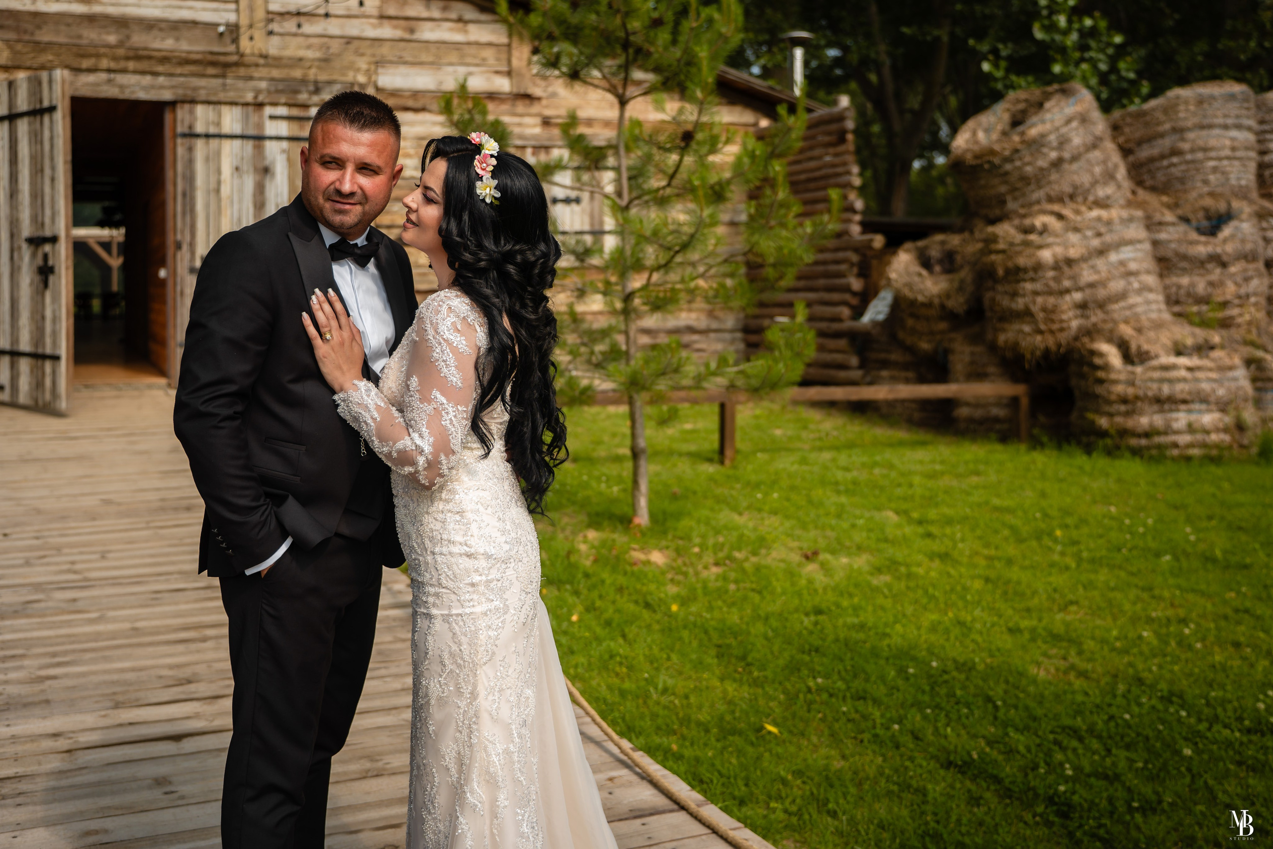 Cristina și Angelica. MBT STUDIO