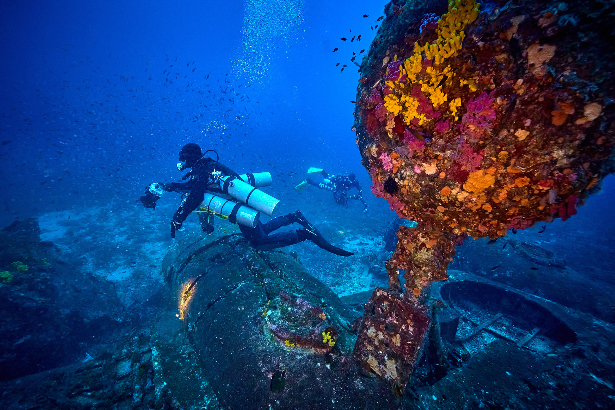 Fotograf podwodny Andriej Szypilow. Wrak samolotu B-24 Liberator „Tulsamerican” spoczywa na dnie Adriatyku w pobliżu wysepki Veli Paržanj, położonej na południowy wschód od wyspy Vis. Samolot był ostatnim egzemplarzem wyprodukowanym w fabryce Douglas w Tulsie w stanie Oklahoma, a za jego powstanie zapłacili pracownicy fabryki i okoliczni mieszkańcy, nadając mu przezwisko „Tulsamerican” (ten egzemplarz - między innymi - zrzucał zaopatrzenie dla Powstania Warszawskiego).