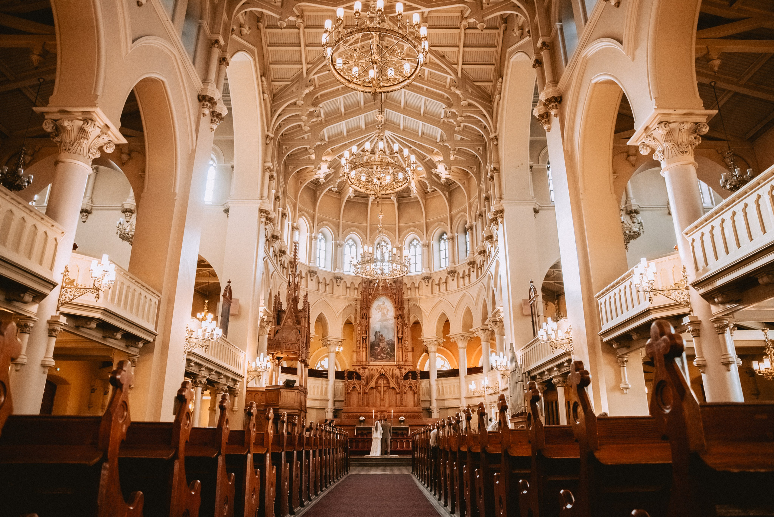 Документальная свадебная фотография, запечатлевающая искренние эмоции и важные моменты.