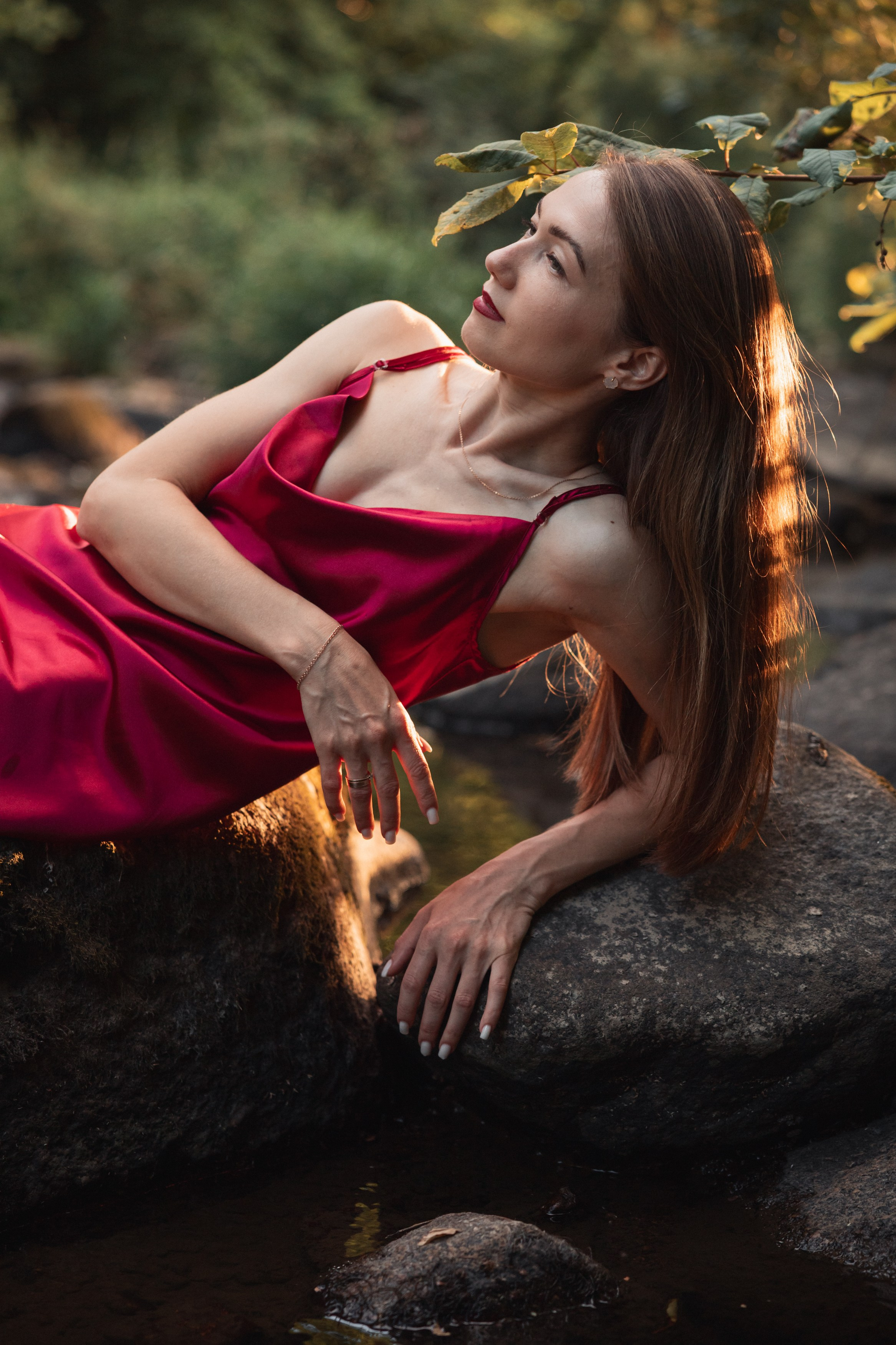 Portrétní focení u řeky — žena v červených šatech. Lifestyle a rodinná fotografka v Pisku Oxana Telupilova