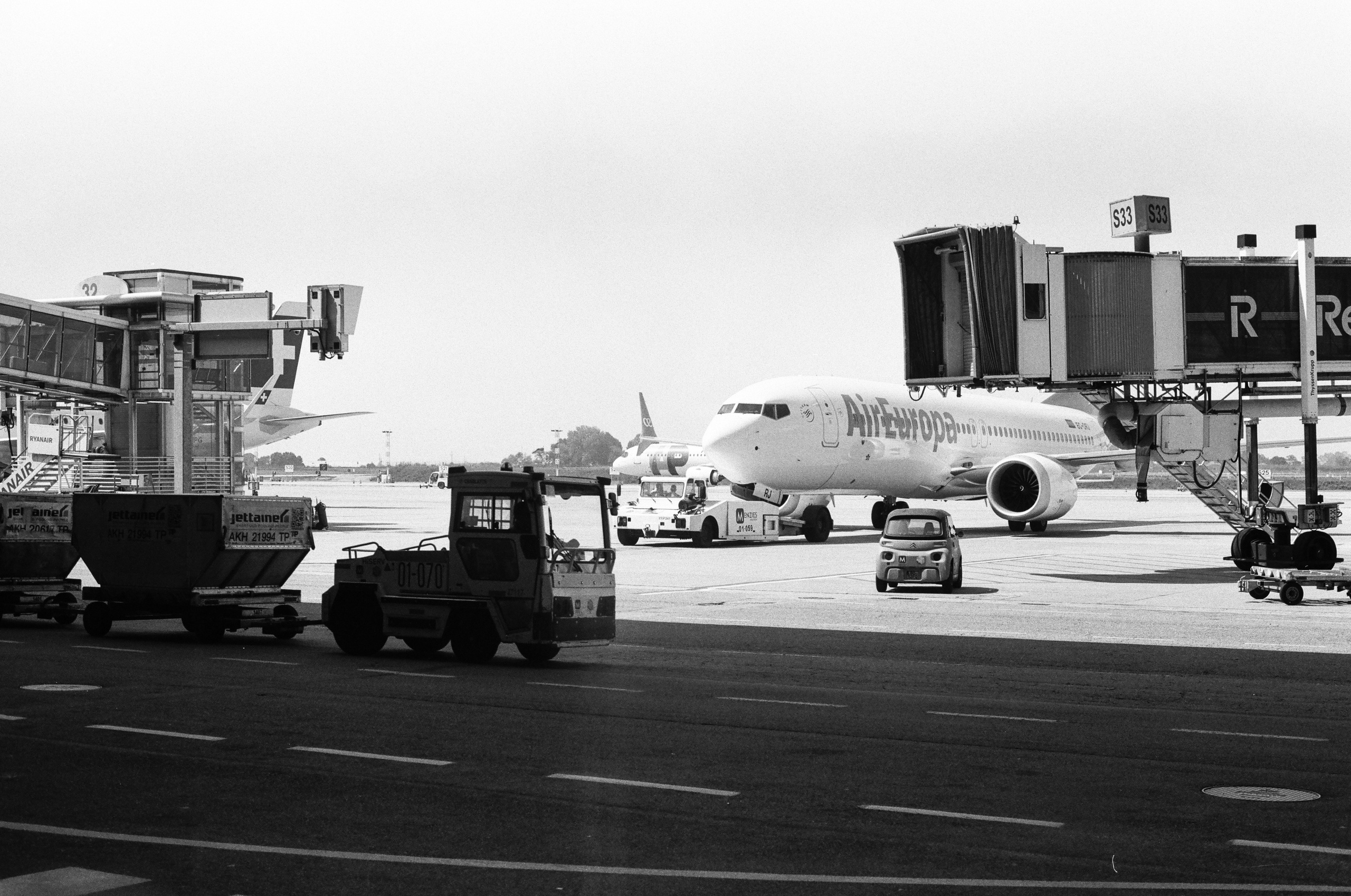 Flugzeug am Flughafen Porto vor dem Abflug