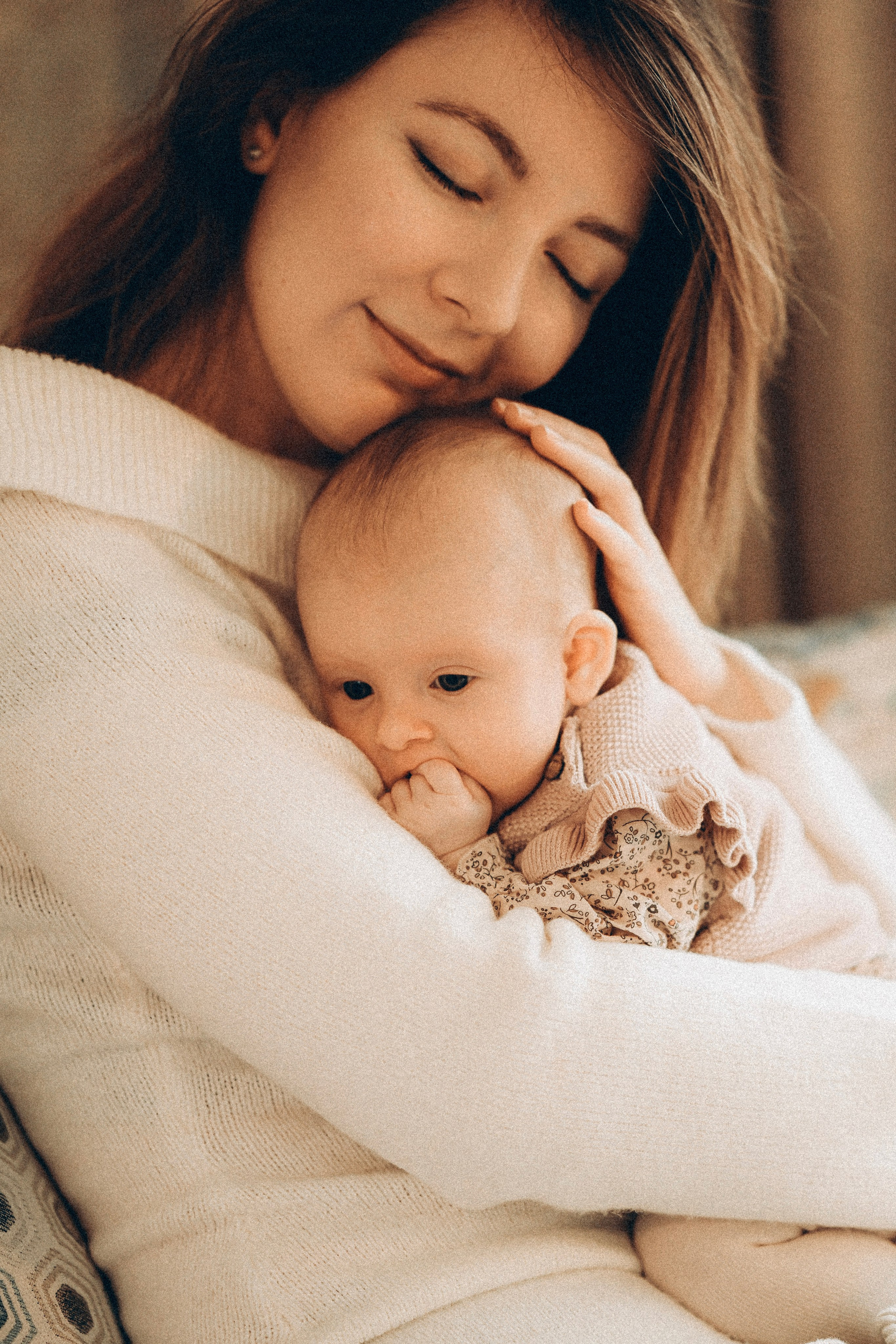 Home newborn session. Tania Gandrabur, photographer in West Midlands, England