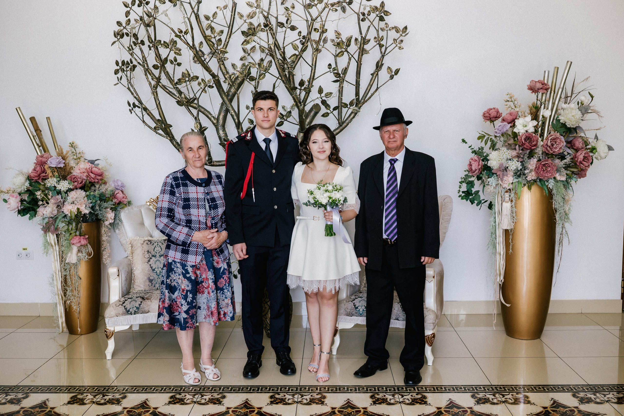 Povestitor prin fotografie - Fotograf nuntă Botoșani  – Alin Chirilă -* Gabriel și Denisa la starea civilă în Unțeni Botoșani, fotografie de cuplu pe scări elegante, Alin Chirilă fotograf* Mire și mireasă după cununia civilă în comuna Unțeni Botoșani, ședință foto realizată de AlinoFotoStudio* Fotograf stare civilă Botoșani, Gabriel și Denisa privindu-se cu drag pe scările locației de eveniment* Cuplu proaspăt căsătorit la cununia civilă Unțeni, fotografie romantică realizată de Alin Chirilă fotograf* Gabriel și Denisa după ceremonia civilă, ședință foto la Restaurant Luceafărul Popas Cucorăni* Fotograf evenimente Botoșani, stare civilă Unțeni, mire și mireasă în cadru elegant și luminos* Mire în uniformă și mireasă cu buchet alb, fotografie de nuntă civilă în județul Botoșani* AlinoFotoStudio portret de cuplu la stare civilă, Gabriel și Denisa în ziua logodnei civile* Fotograf cununie civilă Botoșani, moment romantic surprins la Popas Cucorăni Luceafărul* Gabriel și Denisa și-au spus da la Unțeni Botoșani, amintiri fotografice naturale și elegante* Mireasă cu păr ondulat și mire în uniformă militară, fotografie de cuplu la stare civilă* Alin Chirilă povestitor prin fotografie, cununie civilă Gabriel și Denisa în Botoșani* Ședință foto de stare civilă Botoșani, cuplu pe scări decorative într-un cadru rafinat* Fotograf nuntă și stare civilă Suceava Botoșani Iași, Gabriel și Denisa în ziua cea mare* Imagine romantică de la cununia civilă Unțeni, mire și mireasă zâmbind unul către celălalt, fotograf uvertura mall Botoșani, fotograf mall- servicii foto- video Botoșani 