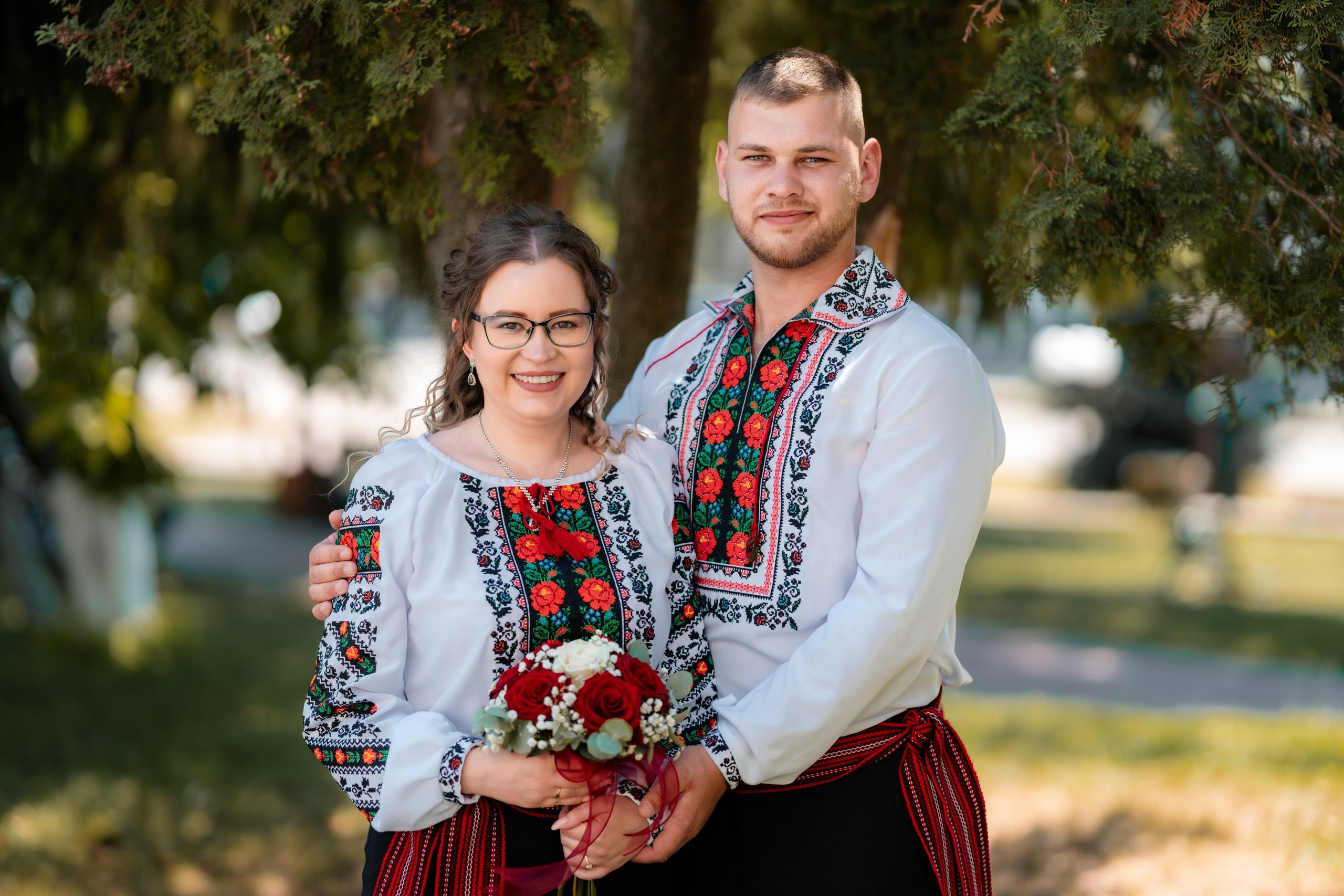 Fotograf stare civilă Siret – Andrei & Andreea în ie tradițională din Bucovina | AlinoFotoStudio