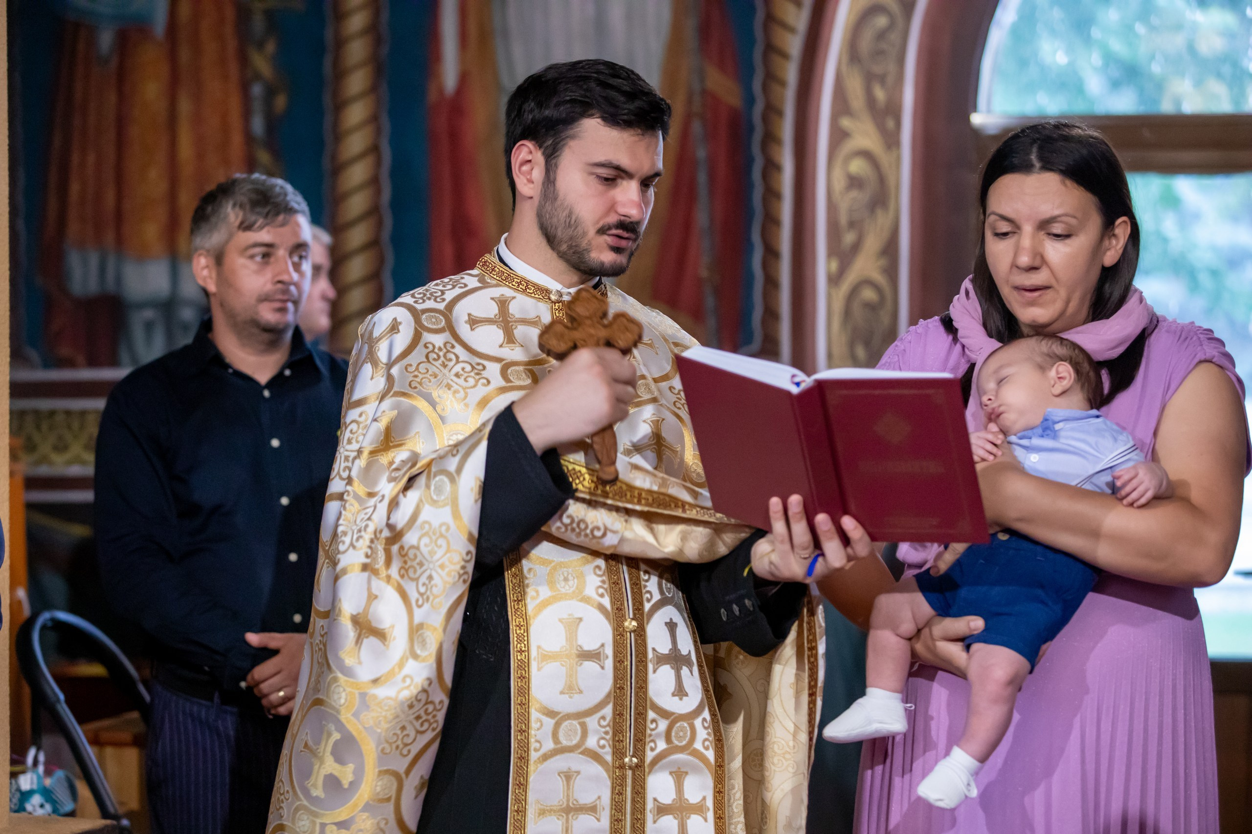 fotograf botez , fotografie botez Botoșani, fotograf Alin Chirilă, amintiri botez, fotografii botez, botez Miruna Parascheva, fotograf copii, fotografie botez în Botoșani-alt="botez , fotografie botez Alin Chirilă, amintiri botez, fotografii emoționante botez Botoșani"-- fotografii-botez-bebelus- amintiri-botez-micuț- moment-sfânt-crestinare- fotografie-emotionanta-botez- detalii-botez-bebelusi- parinti-fericiti-la-botez- fotograf-botez-profesionist- botez-in-biserica-ortodoxa- micuț-botezat-cu-emoție- zâmbete-și-lacrimi-la-botez- bebeluș-la-cristelniță- decor-botez-colorat- botez-cu-dragoste-și-credință- emotie-pura-la-botez- fotograf-botez-botosani- botez-iasi-suceava-fotograf- amintiri-nepretuite-botez-- Preotul ținându-l pe micuțul Mathias Gabriel la botez, în biserica Înălțarea Domnului, Copălău  - Detalii de la botezul lui Mathias – lumânare, trusou și icoană  - Familia lui Mathias Gabriel alături de micuț, în ziua botezului  - Portret emoționant cu mama și bebelușul în brațe, în biserică,fotograf profesionist evenimente Botoșani, Iași, Suceava, Fălticeni, Bacău, Pașcani, Roman - AlinoFotoStudio by Alin Chirilă - servicii foto nuntă, botez, cununie, ședințe foto creative, albume personalizate, fotografii emoționante și calitative pentru cele mai importante momente din viață,fotograf nuntă Botoșani Alin Chirilă,  ședință foto botez Iași - AlinoFotoStudio,  servicii fotograf profesionist evenimente Suceava,  fotograf cununie civilă Fălticeni - Alin Chirilă,  album foto nuntă personalizat Bacău.“Bebeluș botezat în biserică, ținut în brațe de nași”	•	“Detaliu cu lumânarea de botez decorată cu flori albe”	•	“Părinți emoționați alături de copilul lor la ceremonia de botez”	•	“Masa festivă de botez cu decor tematic și tort personalizat”	•	“Momentul în care preotul toarnă apă sfințită pe fruntea bebelușului”	“Bebeluș în rochie albă de botez, zâmbind în brațele mamei”	•	“Detaliu cu cruciulița de botez așezată pe o pernă de satin”	•	“Părinți și nași aprinzând lumânările în timpul ceremoniei de botez”	•	“Tort de botez decorat cu figurine tematice și numele copilului”	•	“Copil botezat dormind liniștit în pătuțul decorat festiv”	•	“Momentul în care preotul binecuvântează copilul în fața altarului”	•	“Invitați adunându-se în jurul mesei festive la petrecerea de botez”	•	“Bebeluș ținând în mână o jucărie personalizată primită la botez”	•	“Familie fericită pozând împreună după ceremonia de botez”	•	“Decor tematic cu baloane și flori la locația petrecerii de botez” fotograf Botoșani fotograf evenimente fotograf botez Alin Chirila fotograf alinofotostudio.fotograf botez Amelis Maria, fotografie botez Botoșani, fotograf Alin Chirilă, amintiri botez, fotografii botez, botez Amelis Maria, fotograf copii, fotografie botez în Botoșani,