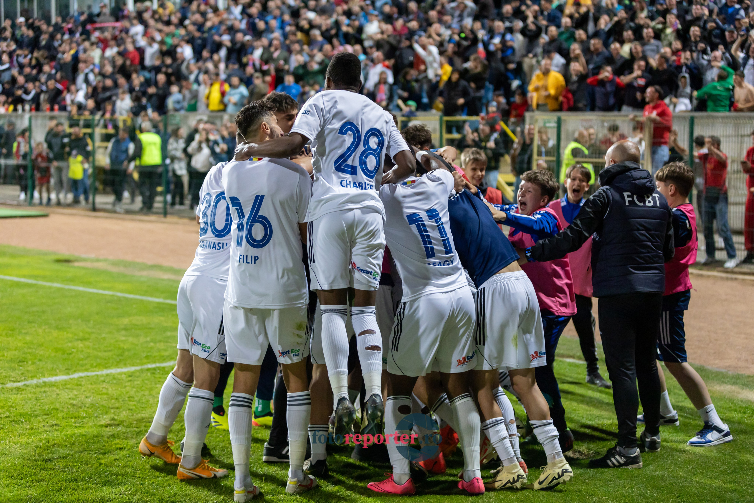 Galerie Foto: FC Botoșani vs. CS Mioveni - Pe 17 mai 2024, am fost martorii unei partide incredibile între FC Botoșani și CS Mioveni, în prima manșă a barajului pentru evitarea retrogradării. În fața unui stadion plin de emoție și speranță, echipa noastră a obținut o victorie importantă, cu un gol marcat de Aldair în minutul 93. 💪 *FC Botoșani 1-0 CS Mioveni*⚽️ Urmăriți momentele cheie ale meciului și bucuria suporterilor în această galerie foto! Pregătiți-vă pentru meciul de retur de pe 24 mai, când vom lupta din nou pentru a rămâne în prima ligă.#FCBotoșani #CSMioveni #BarajRetrogradare #ForzaBotoșani 